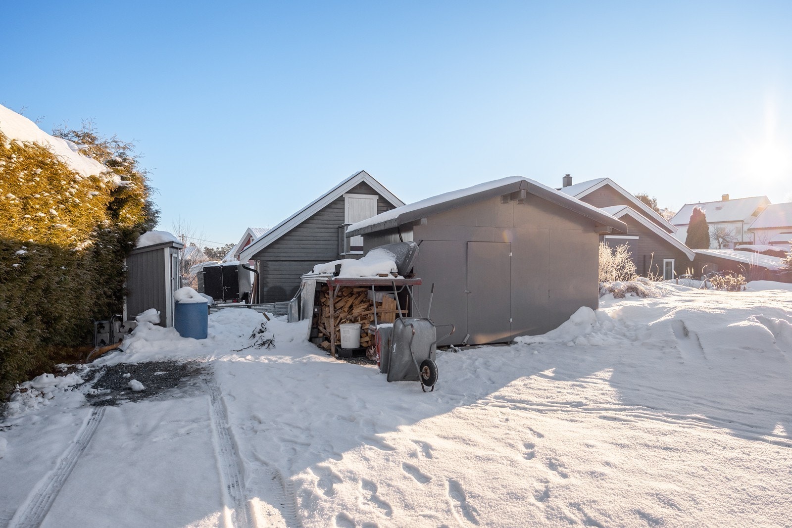 Et frittstående uthus byr på god lagringsplass. Galleribilde