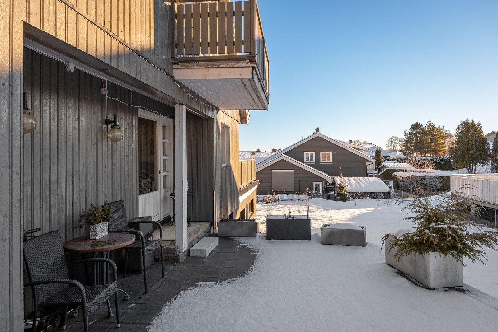 Fra stuen er det utgang til en sydvendt terrasse på ca. 30 kvm - med hellelagt dekke. Galleribilde