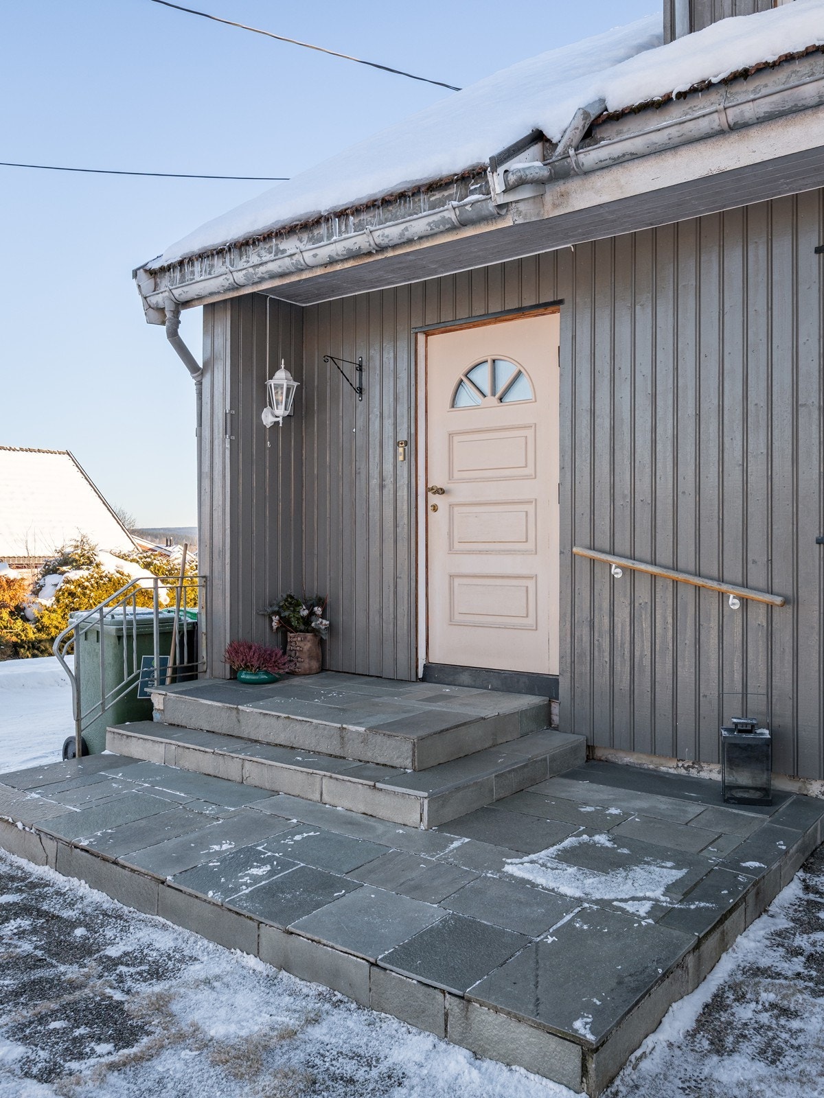 Det overbygde inngangspartiet har hellelagt adkomst og støpt, skiferlagt trapp. Galleribilde
