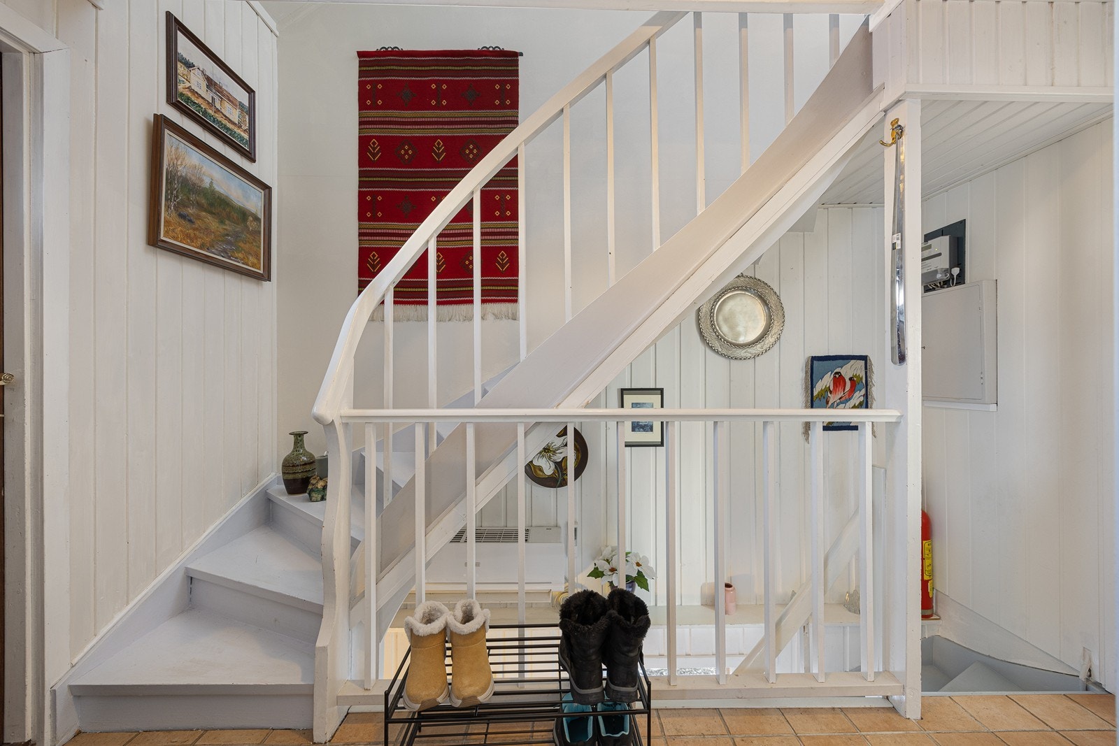 Trappeløpet som binder alle etasjene sammen går fra entréen. Galleribilde