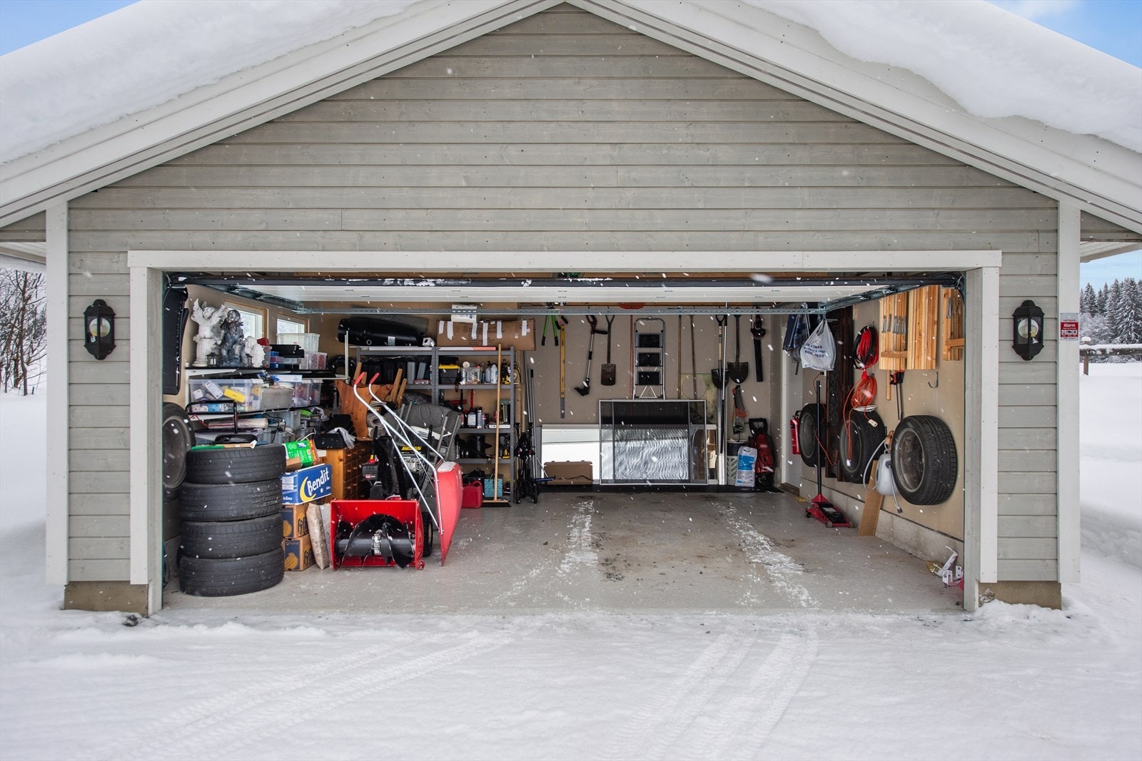 Garasjen er isolert, har innlagt strøm og leddport med automatisk portåpner. Galleribilde