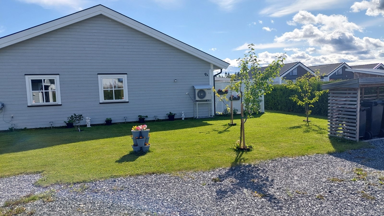 Eiendommen har en pent opparbeidet tomt med hage og beplantning Galleribilde