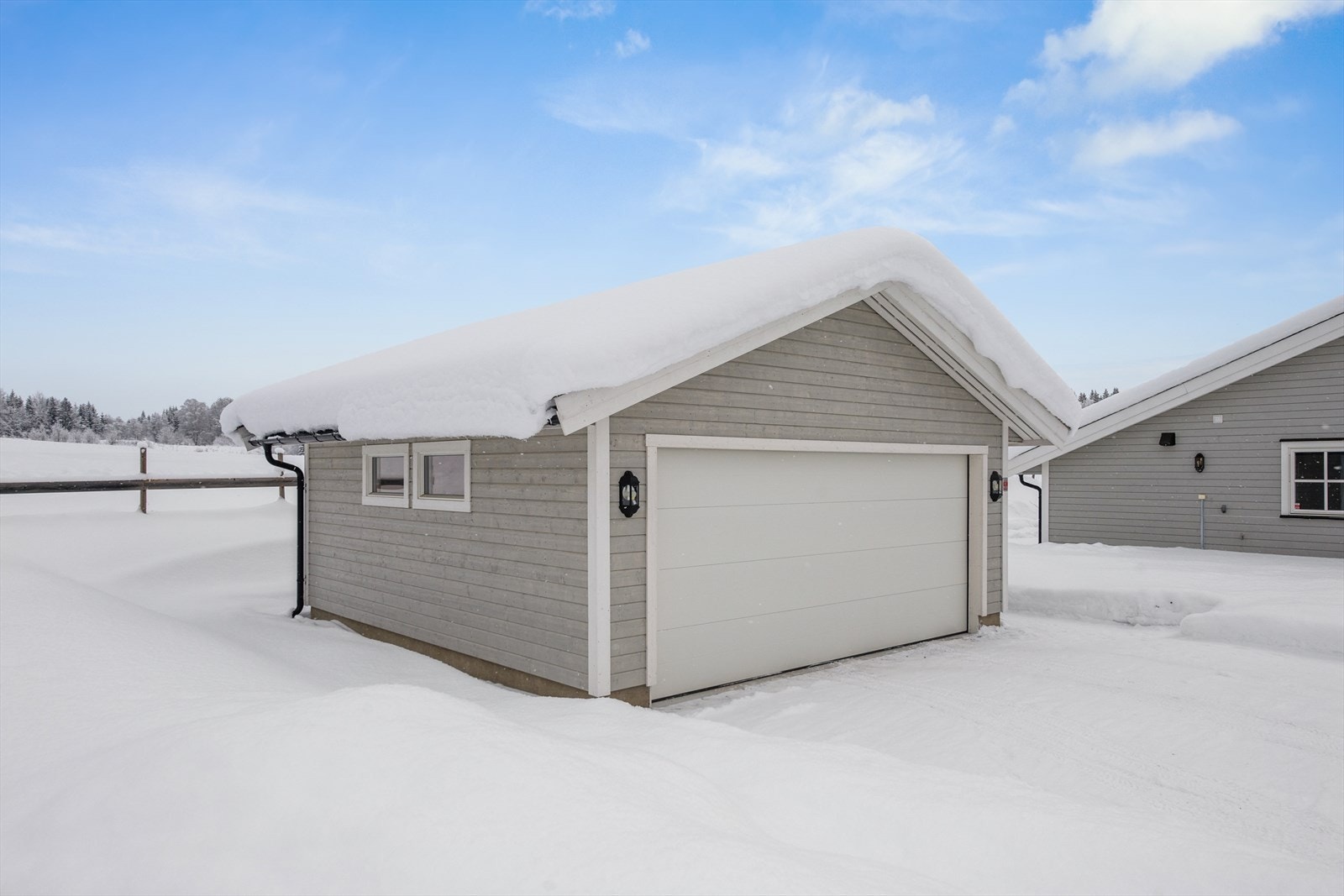 Nyere, frittstående garasje på 33 m² ble oppført i 2022. Galleribilde