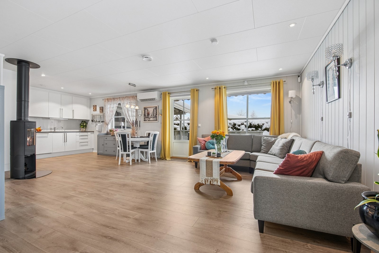 Romslig stue med åpen løsning mot kjøkkenet Galleribilde