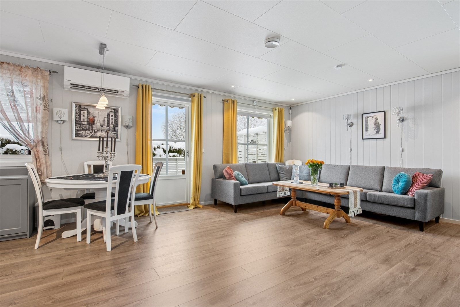 Stua har god plass til sofagruppe og direkte utgang til en delvis overbygget terrasse. Galleribilde