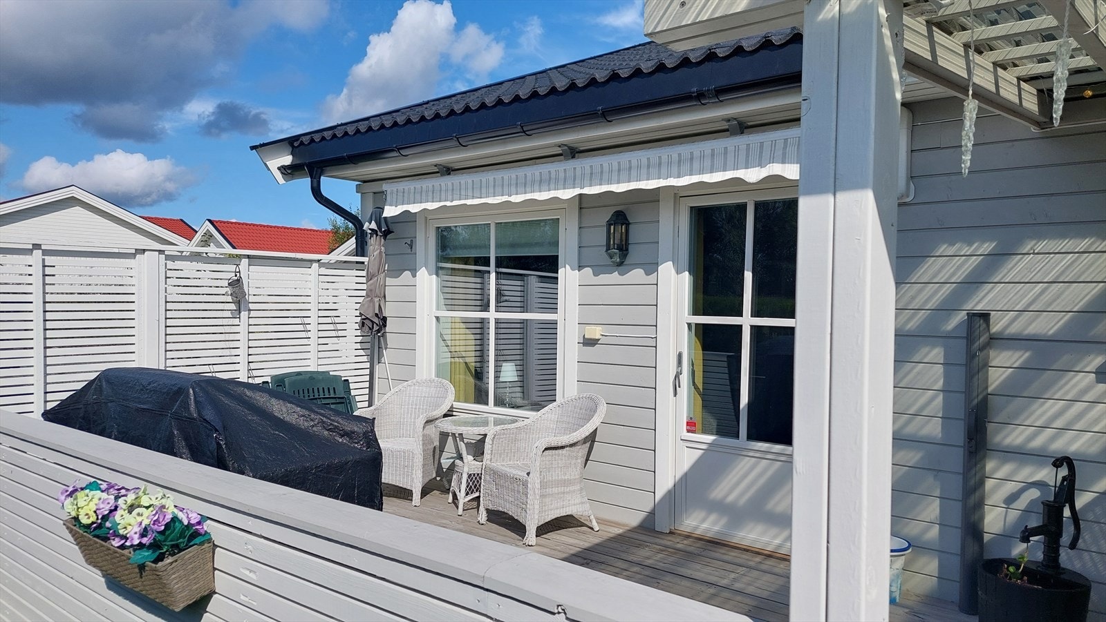 Både terrassen og hagen har meget gode solforhold Galleribilde