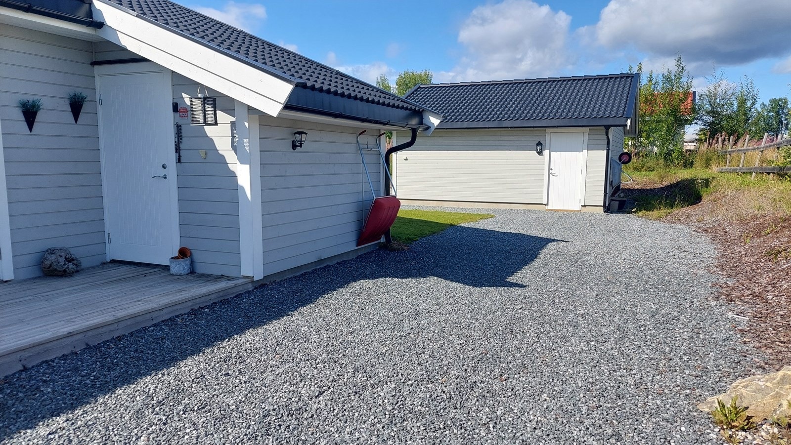 Gruset gårdsplass med gode parkeringsmuligheter Galleribilde