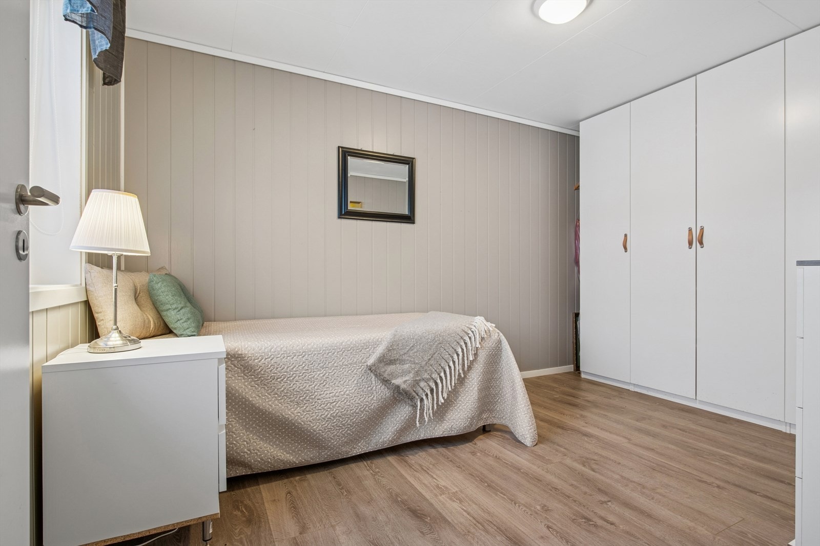 Boligen har to gode soverom med plass til seng og garderobeløsninger. Galleribilde