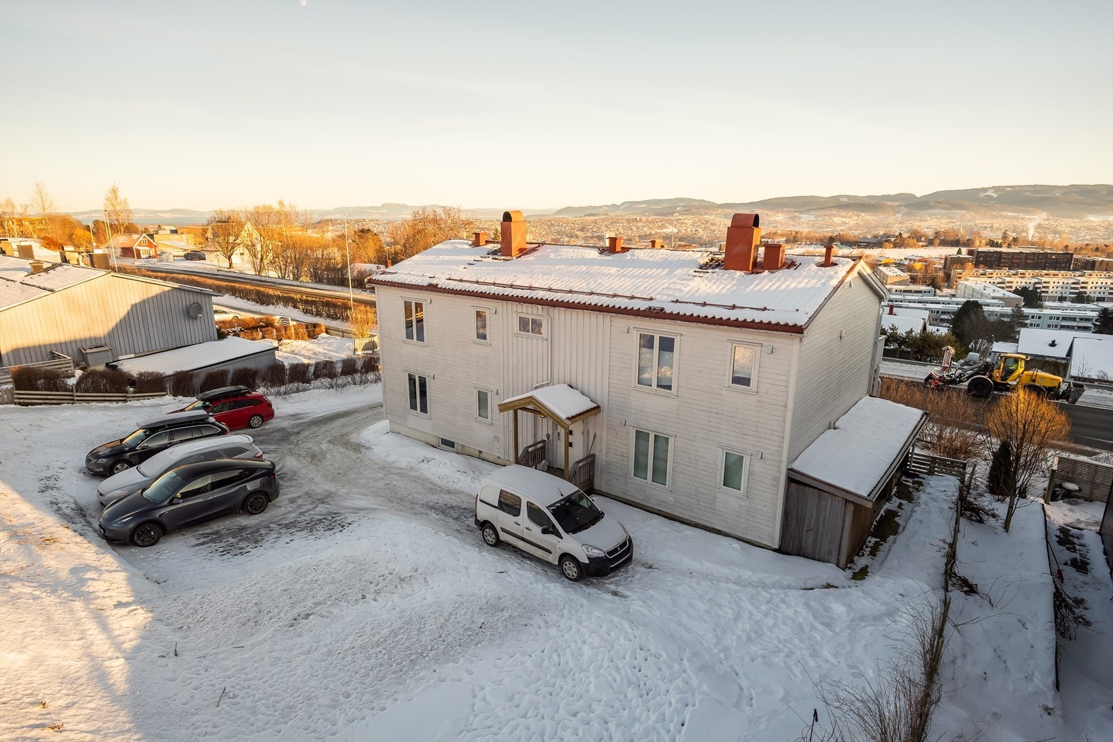 Egen vedbod er plassert på kortsiden av bygget, merket 2. etasje nord . I tillegg disponerer sameiet en utvendig fellesbod på 3 m², hvor det oppbevares felles utstyr som spader, gressklipper og lignende. Galleribilde