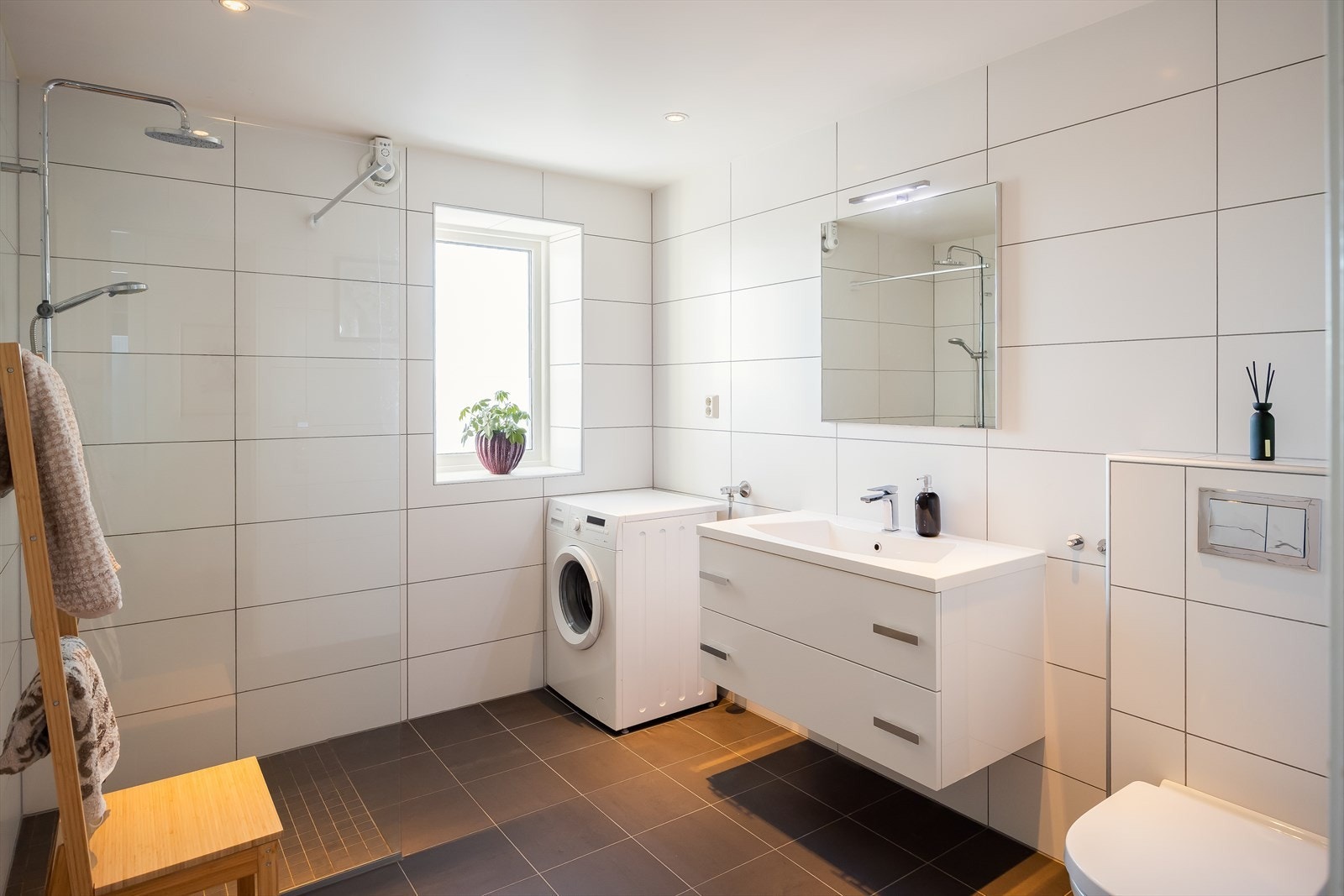 Flislagt bad fra 2012 på 7,1 m² med gulvvarme. Galleribilde