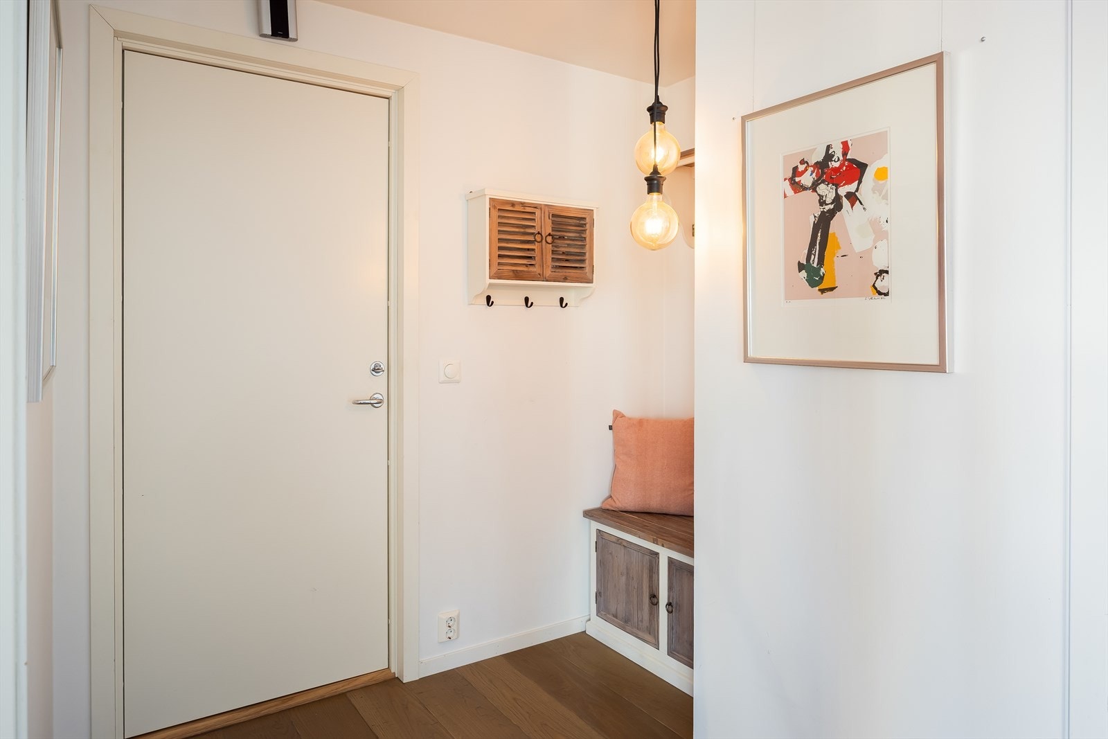 Entré på 4 m² med praktisk oppheng for ytterklær og sko. Leiligheten disponerer også én bod i kjeller for praktisk oppbevaring. Galleribilde