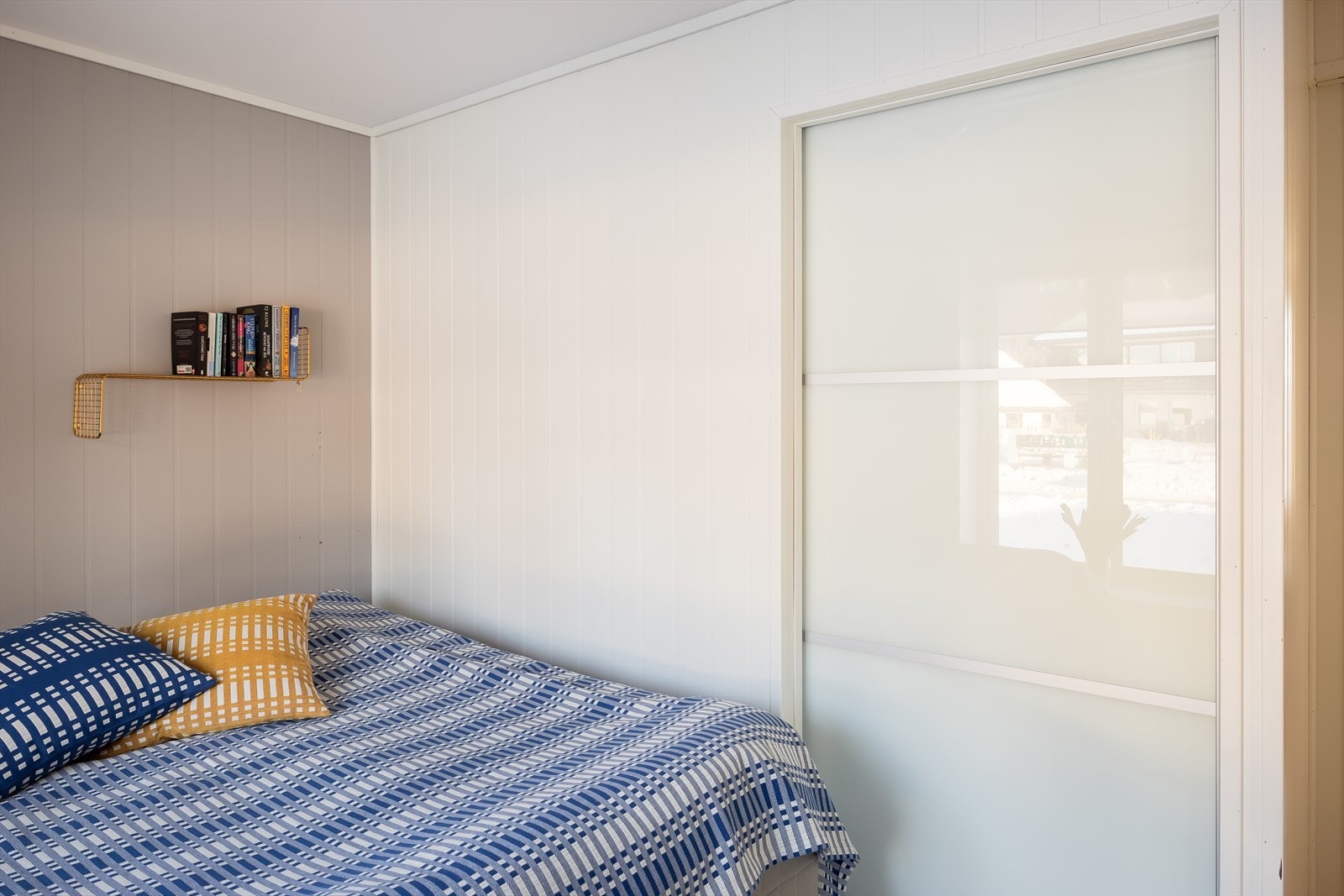 Her får du en praktisk og plassbygd walk-in-garderobe med skyvedør. Galleribilde