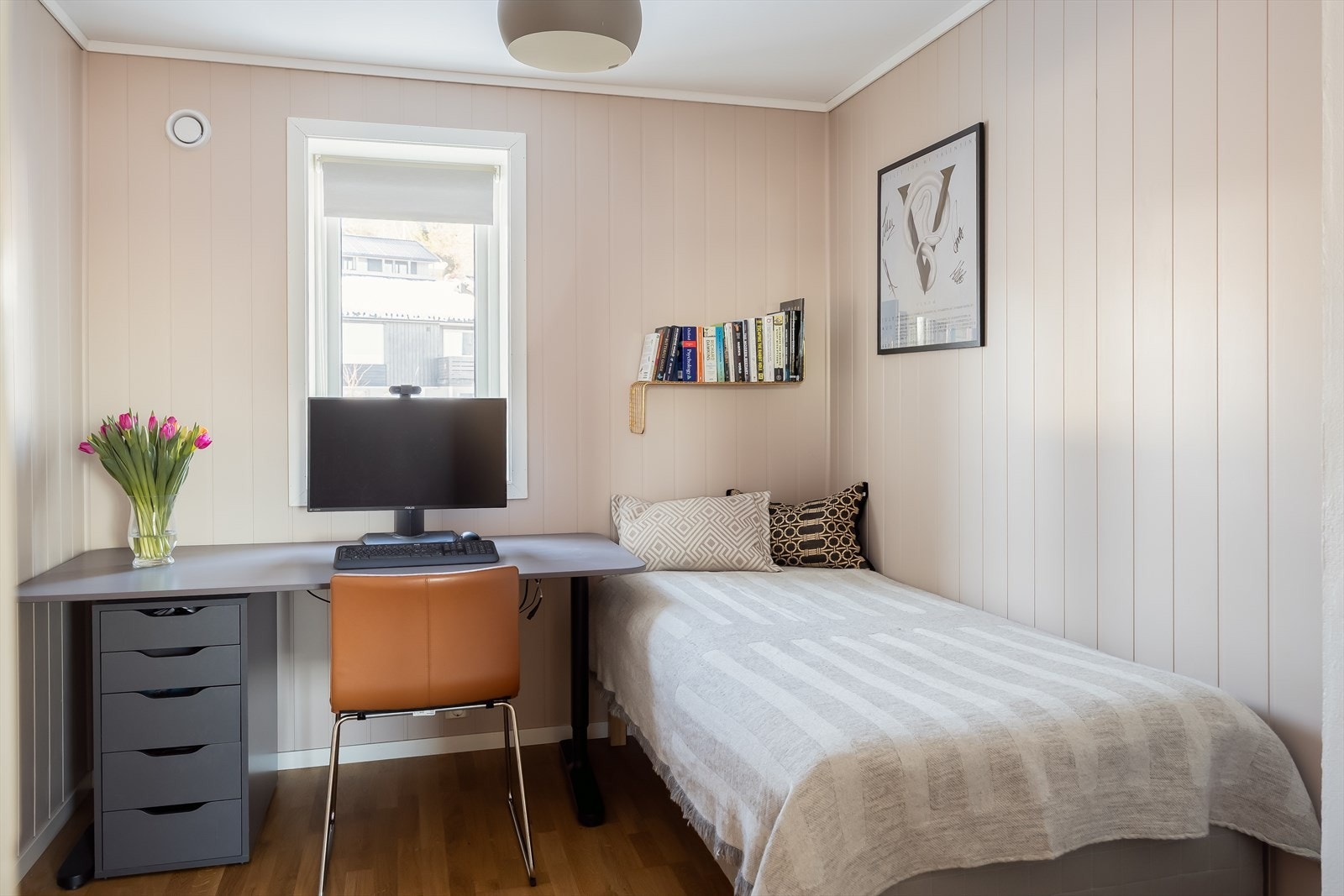 Det andre soverommet er på 7,7 m². Her har du god plass til ønsket sengestørrelse og tilhørende møblement. Galleribilde