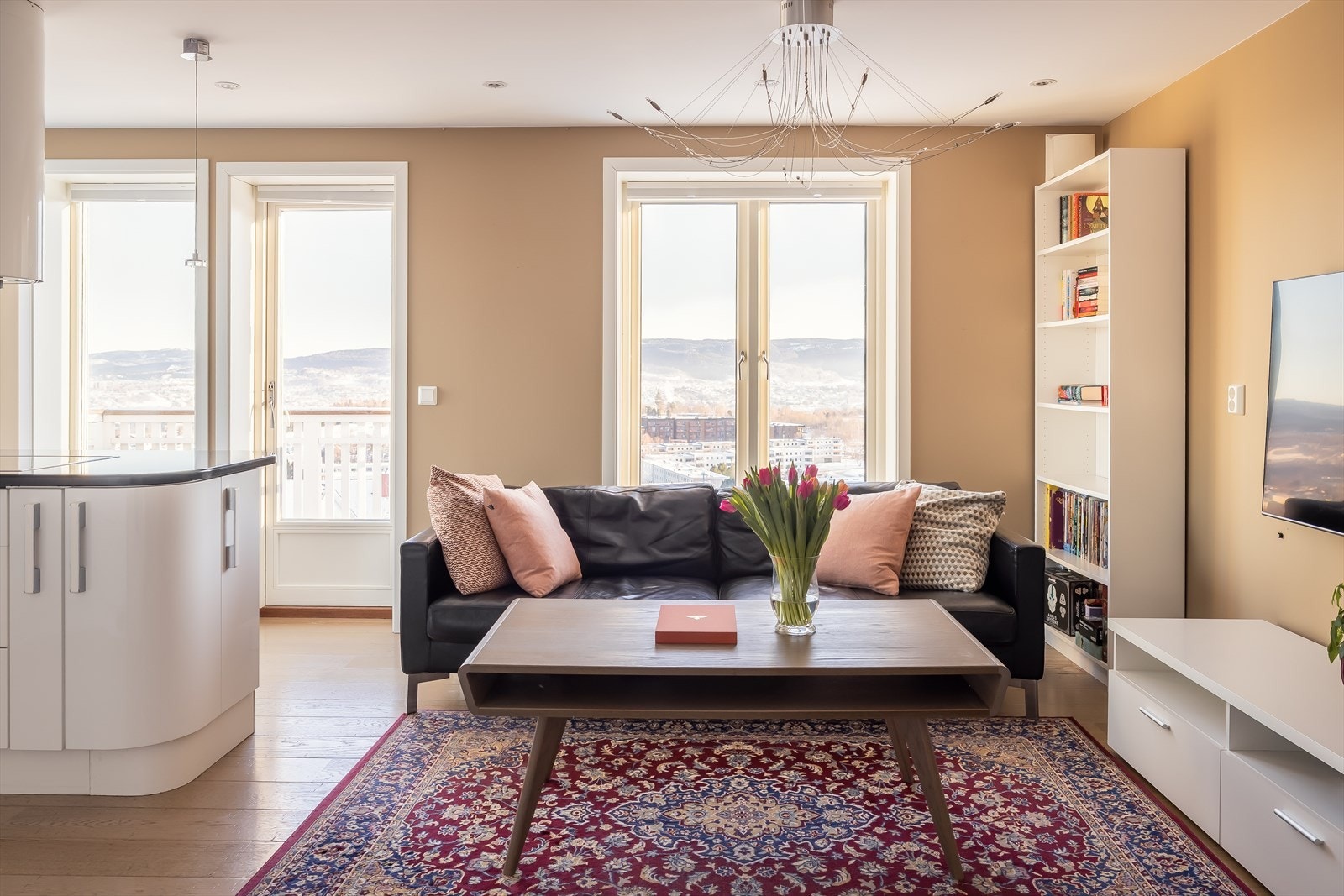 Fra leiligheten er det også kort avstand til dagligvarebutikk, kollektivtransport, skoler og barnehager, samt enkel adkomst til sentrum. Galleribilde