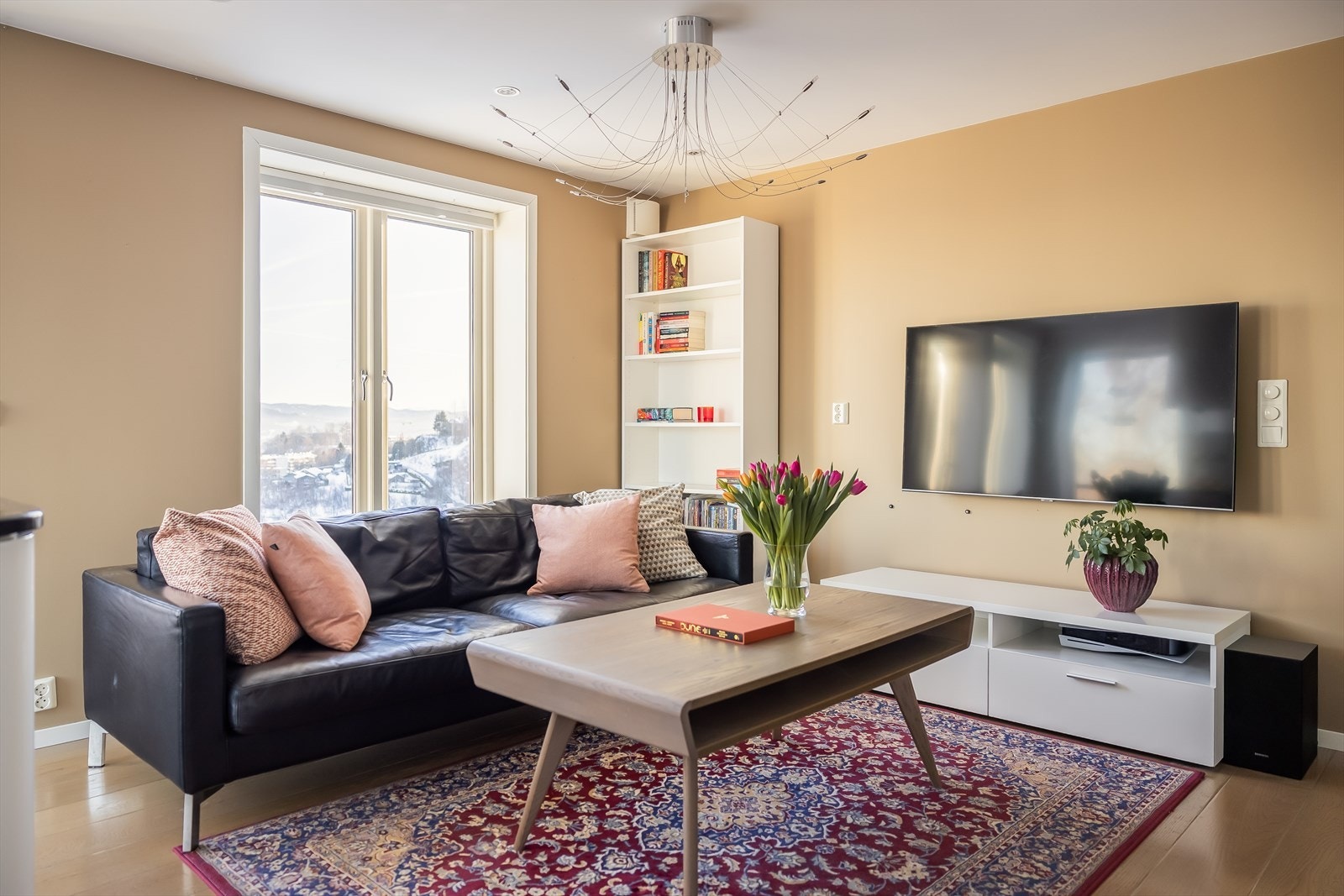 Den åpne stue- og kjøkkenløsningen er på 23,5 m² og har direkte tilknytning til leilighetens veranda. Galleribilde