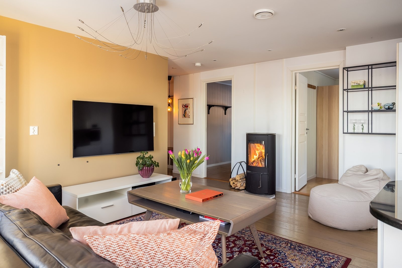 Her får du vedfyring for økonomisk og behagelig oppvarming. Galleribilde