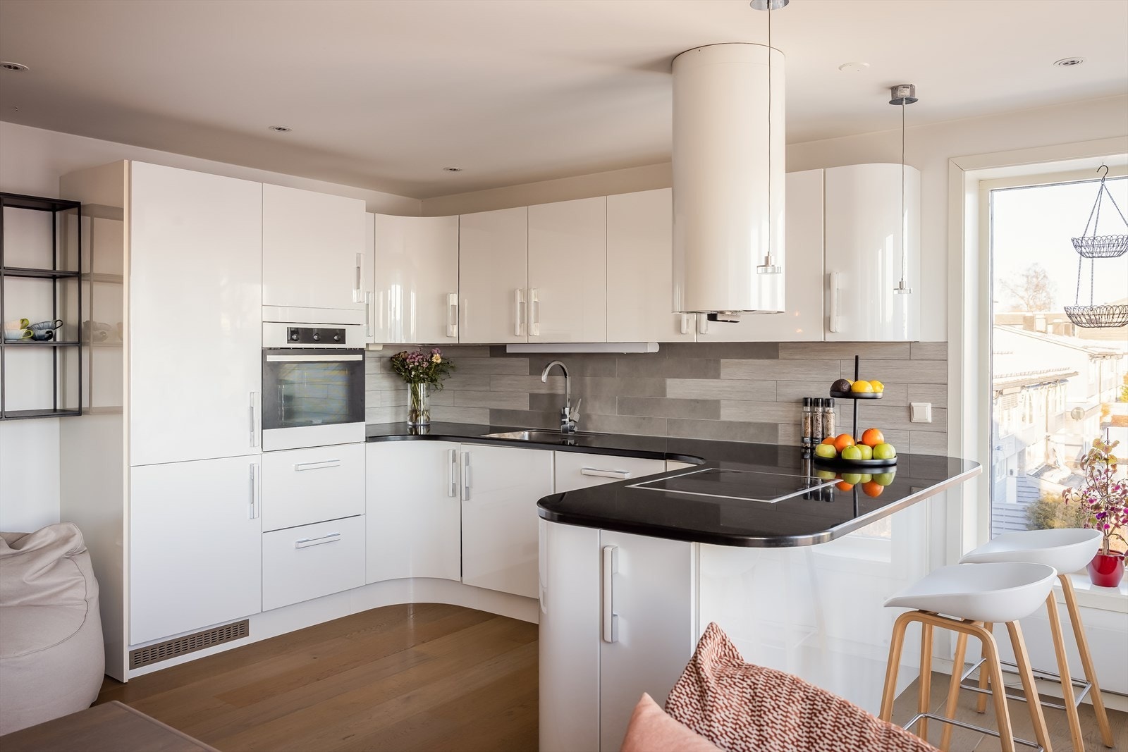 Moderne hesteskokjøkken med integrerte hvitevarer som kombiskap, oppvaskmaskin, platetopp og stekeovn. Galleribilde