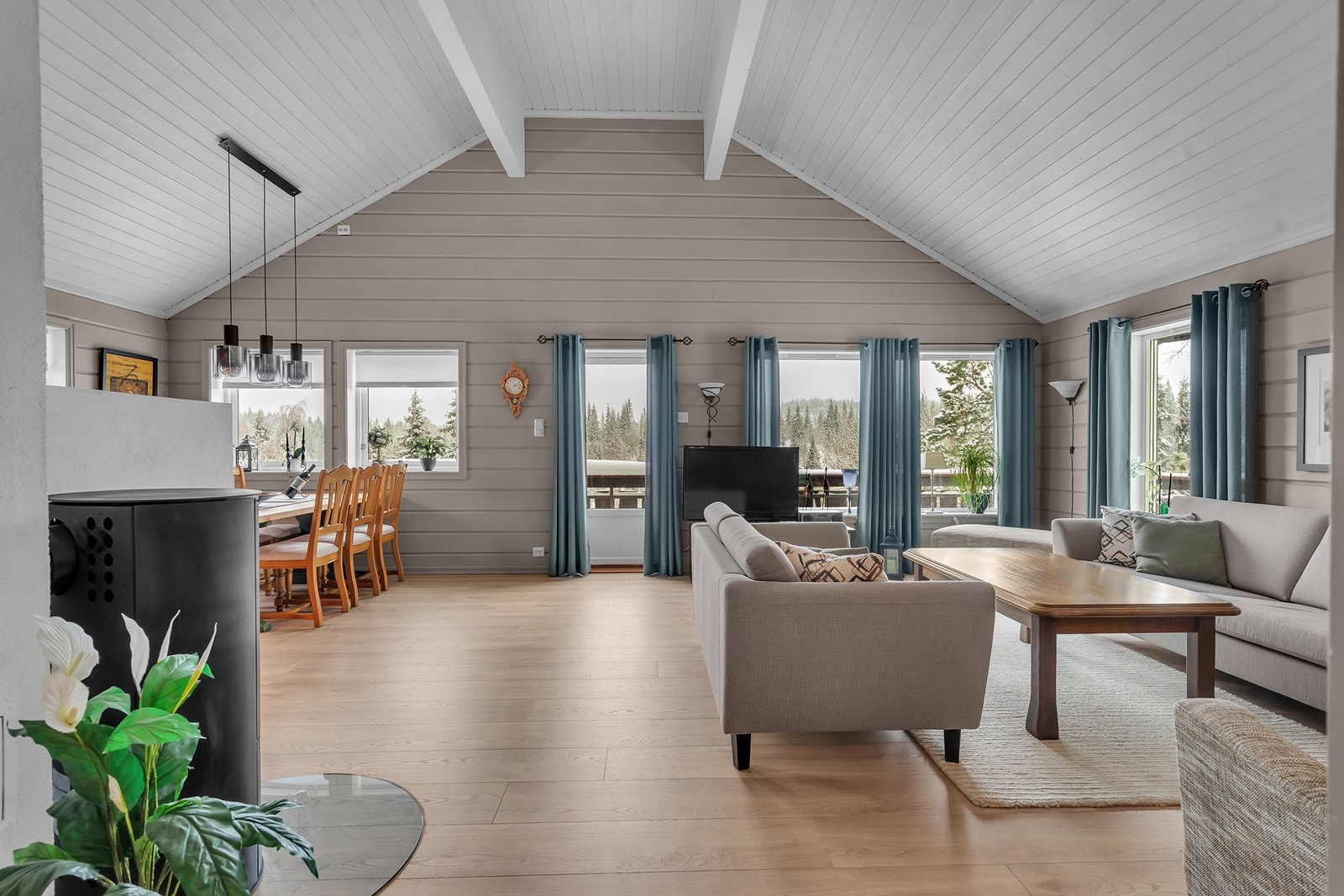 Hytta har god takhøyde som skaper en fin romfølelse Galleribilde