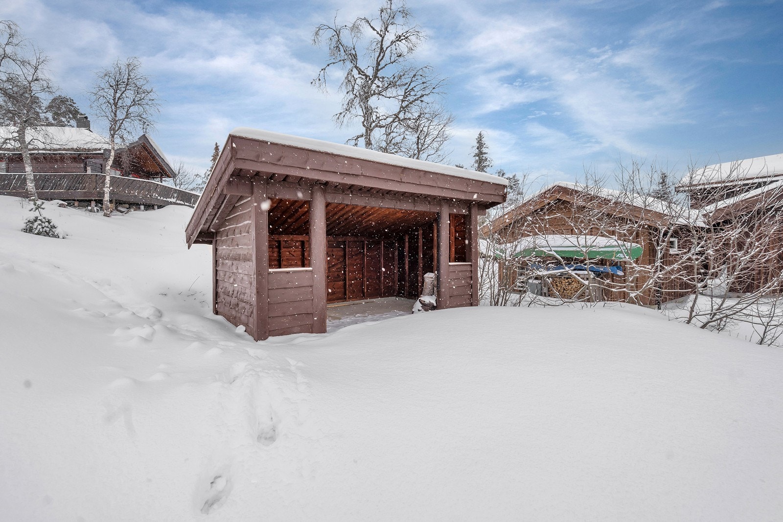 Hytta har en koselig gapahuk; hvor det er god plass til venner og familie! Galleribilde