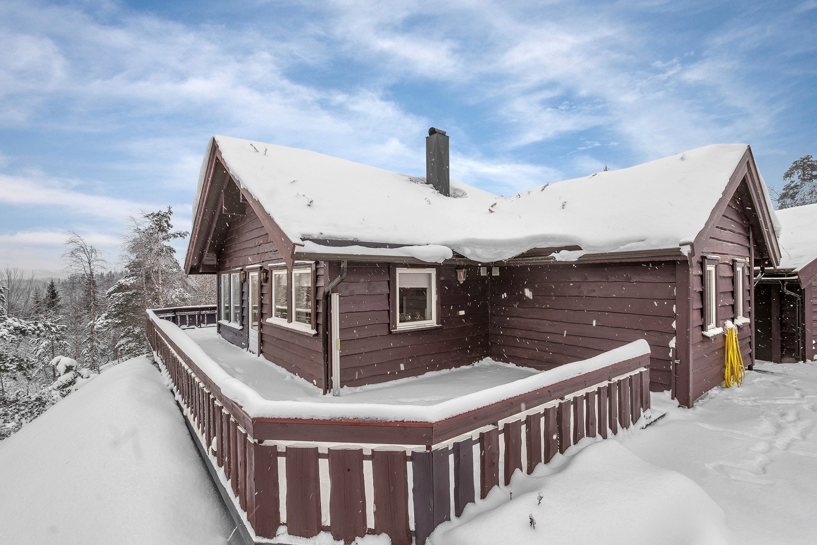 Terrrassen går på tre sider av hytta; her kan man nyte solrike dager! Galleribilde