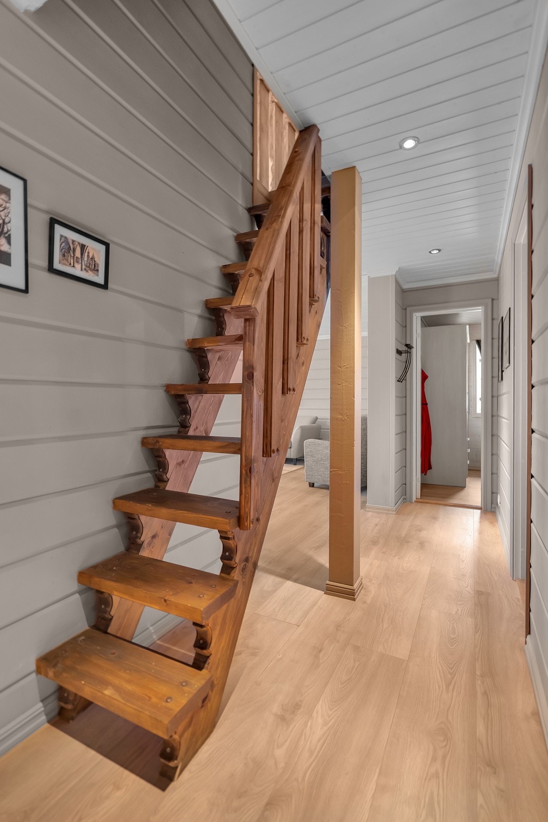 Trapp opp til hems Galleribilde