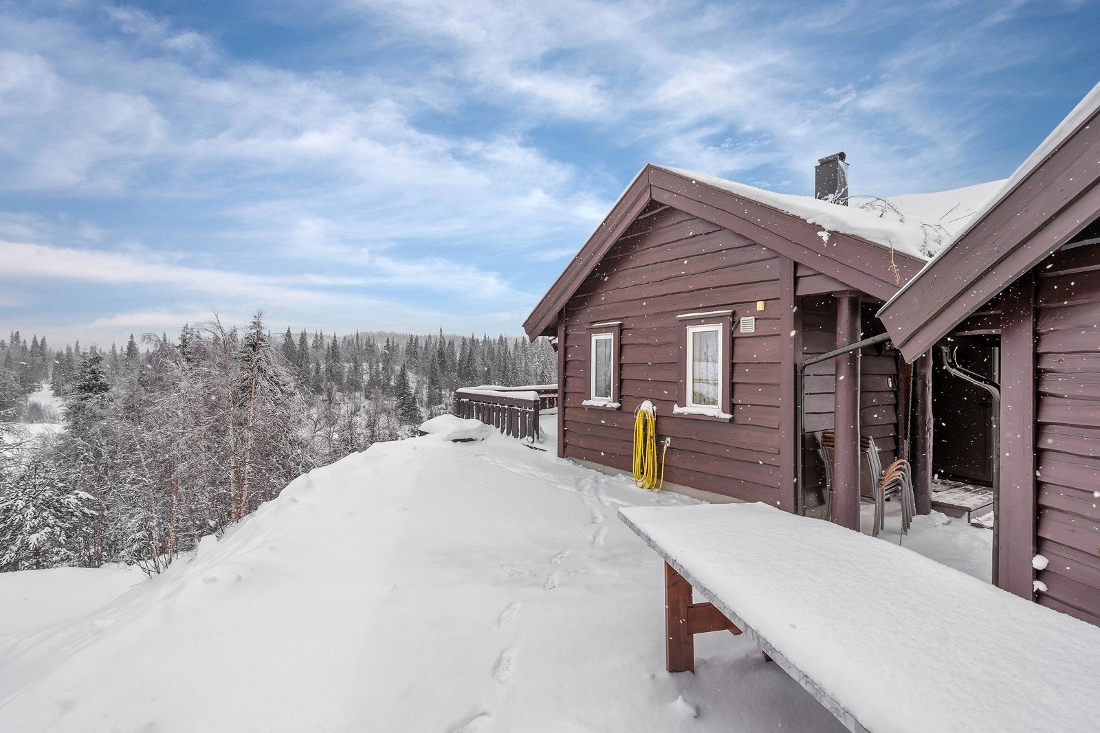 15 minutter med bil til Evje sentrum, hvor man finner de fleste fasiliteter Galleribilde