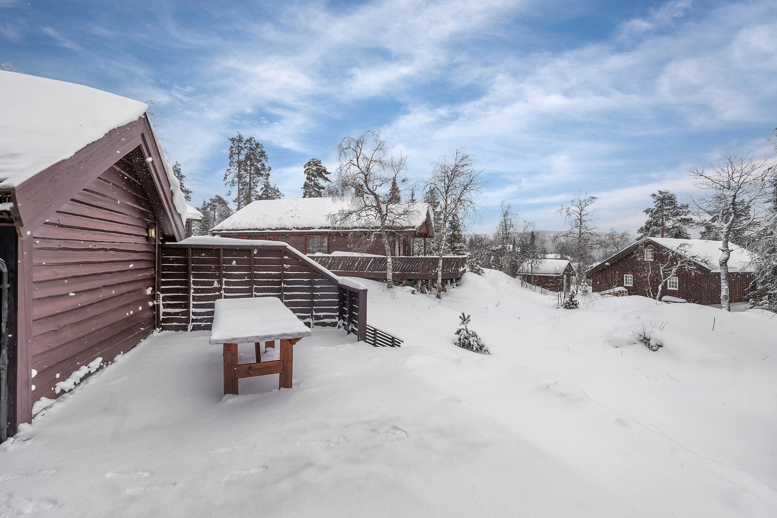 Her er det god plass til utemøbler; nyt flotte dager sammen! Galleribilde