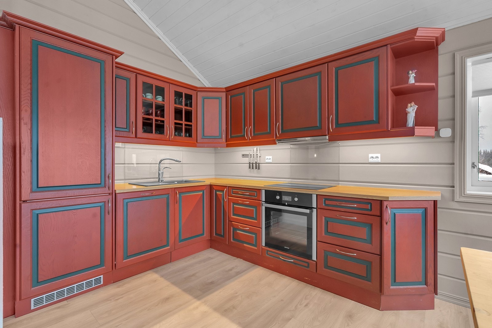 Kjøkken med god skap- og benkplass Galleribilde