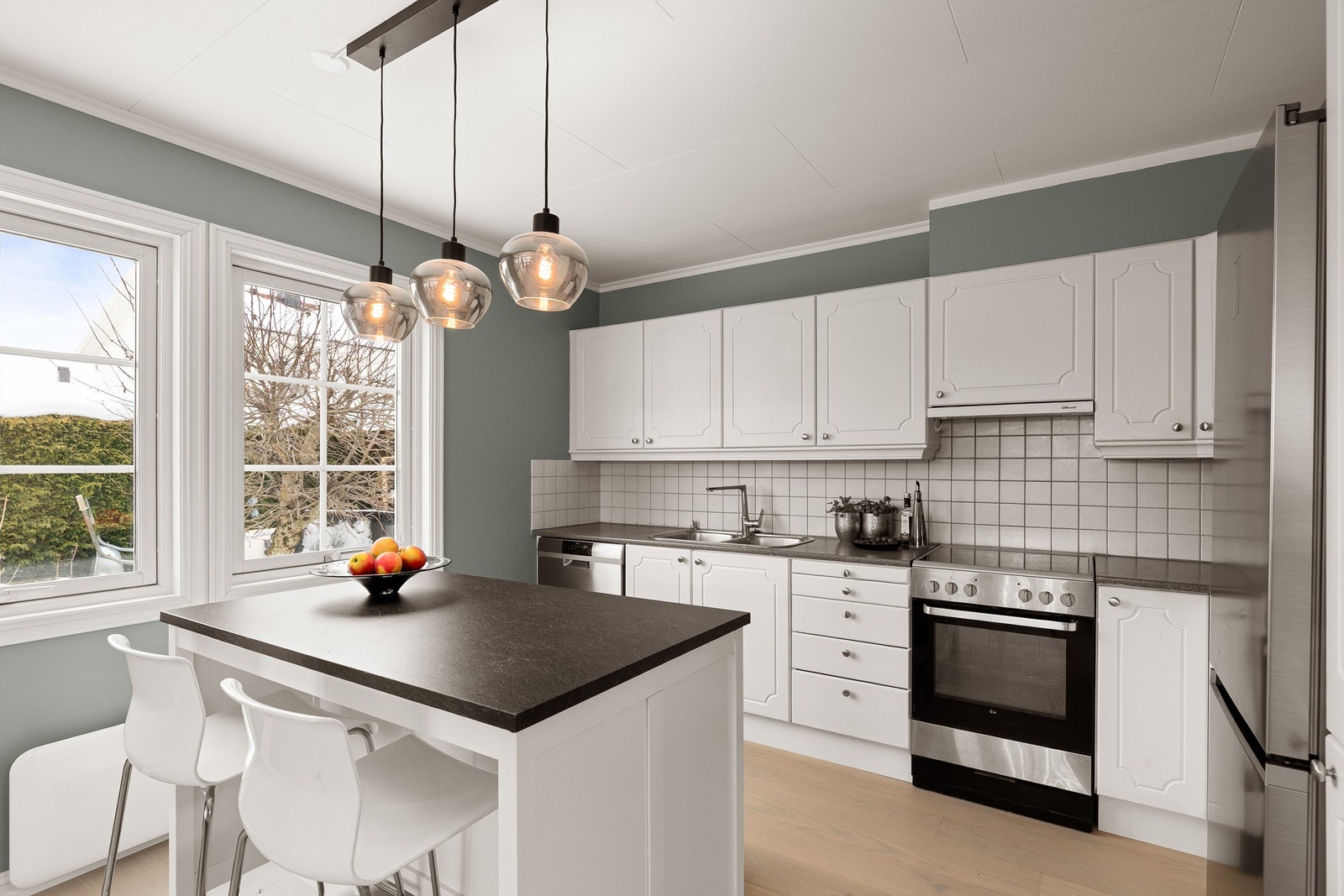 Kjøkkenøyen byr på ekstra godt med skap- og benkeplass Galleribilde