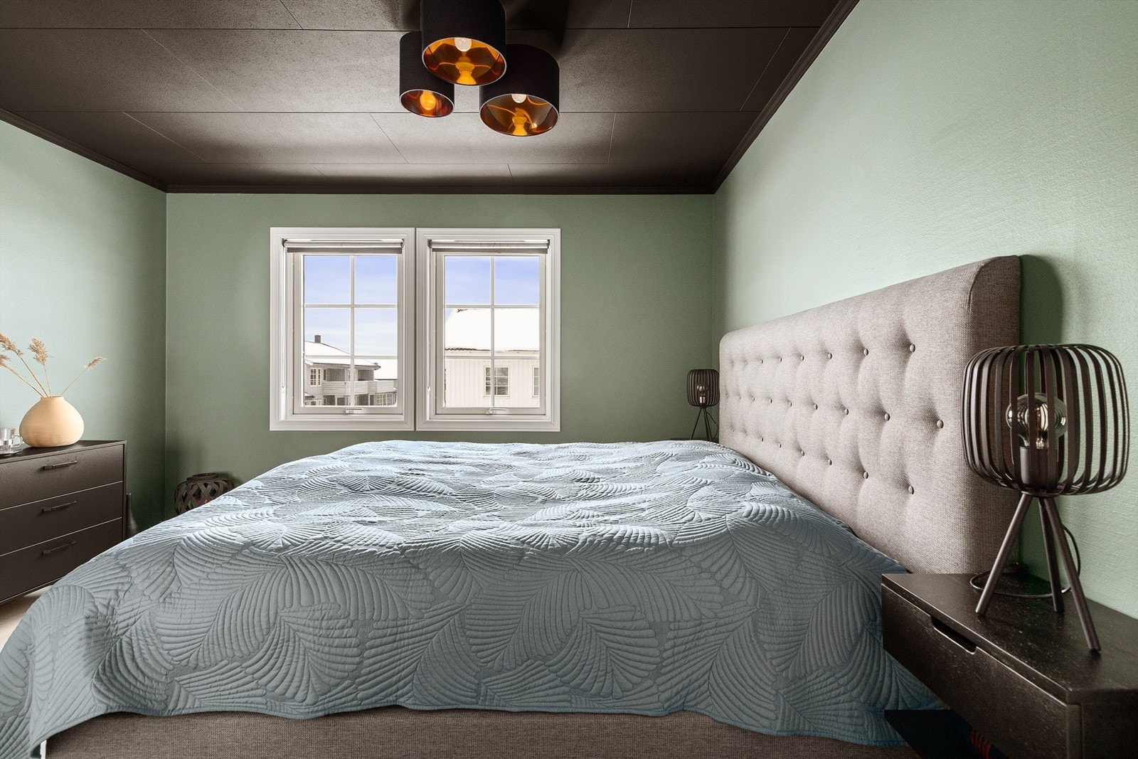 Dagens hovedsoverom med plass til dobbeltseng og nattbord Galleribilde