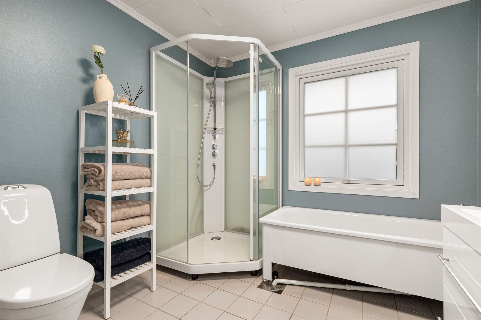 Badet i 2.etg med flislagt gulv med varme. Videre er badet innredet med nytt dusjkabinett (2025), badekar, gulvstående toalett Galleribilde