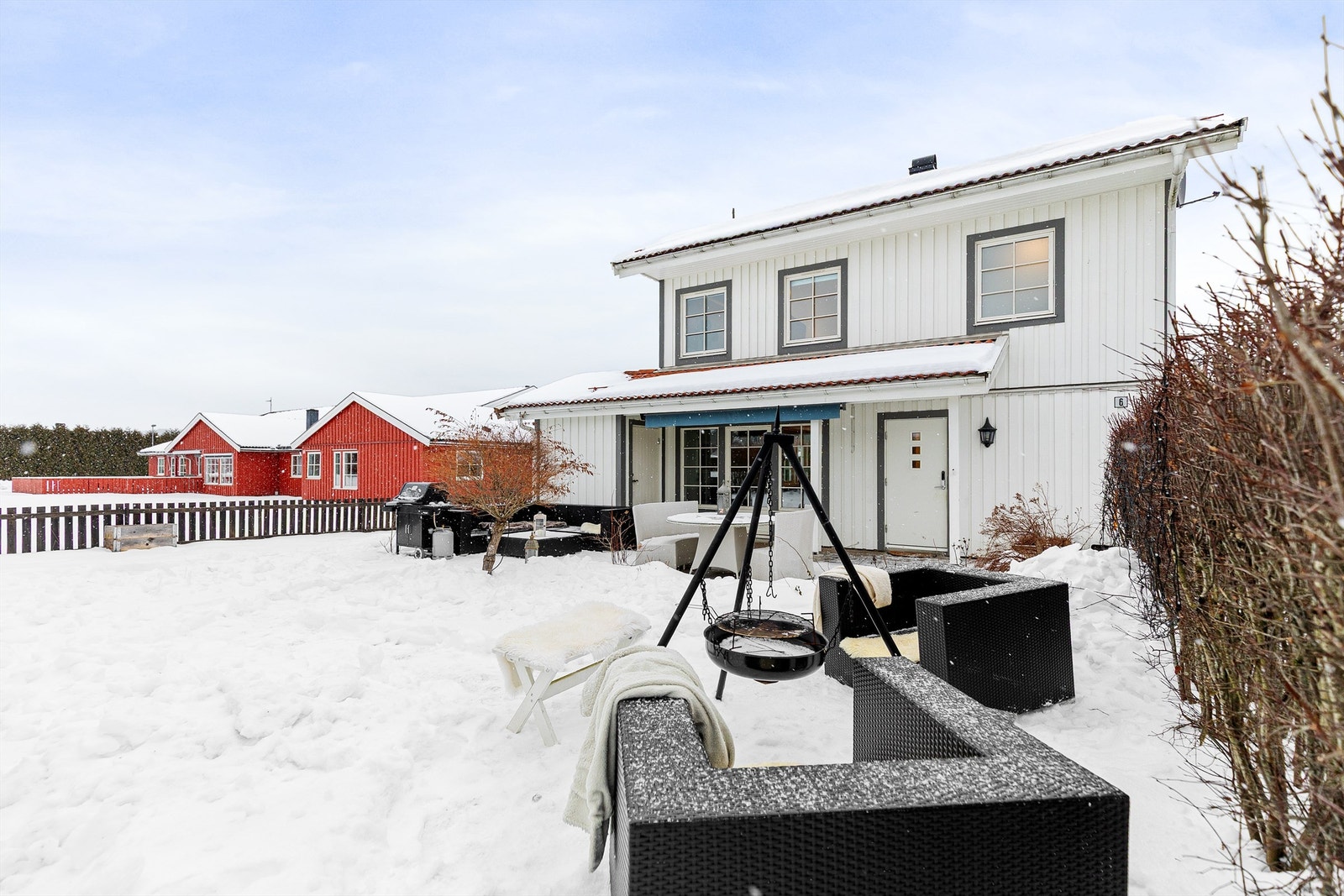 Flott hage og terrasseplatting med gode solforhold Galleribilde