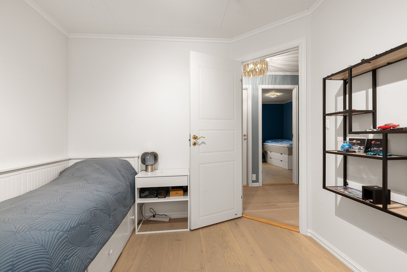 Soverom 4 - God plass til seng, skrivepult og garderobeskap Galleribilde