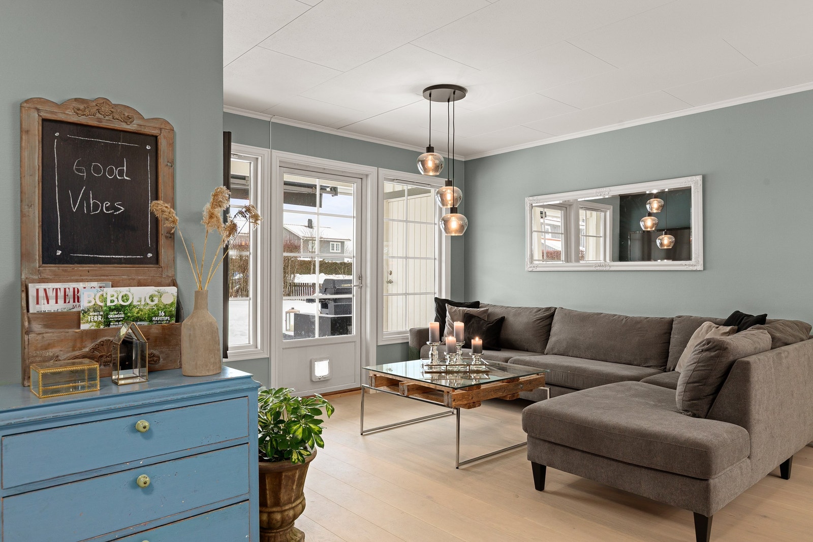 Boligen har nye parkettgulv i alle rom unntatt éntre og bad, samt nylig malt vegger og himling Galleribilde