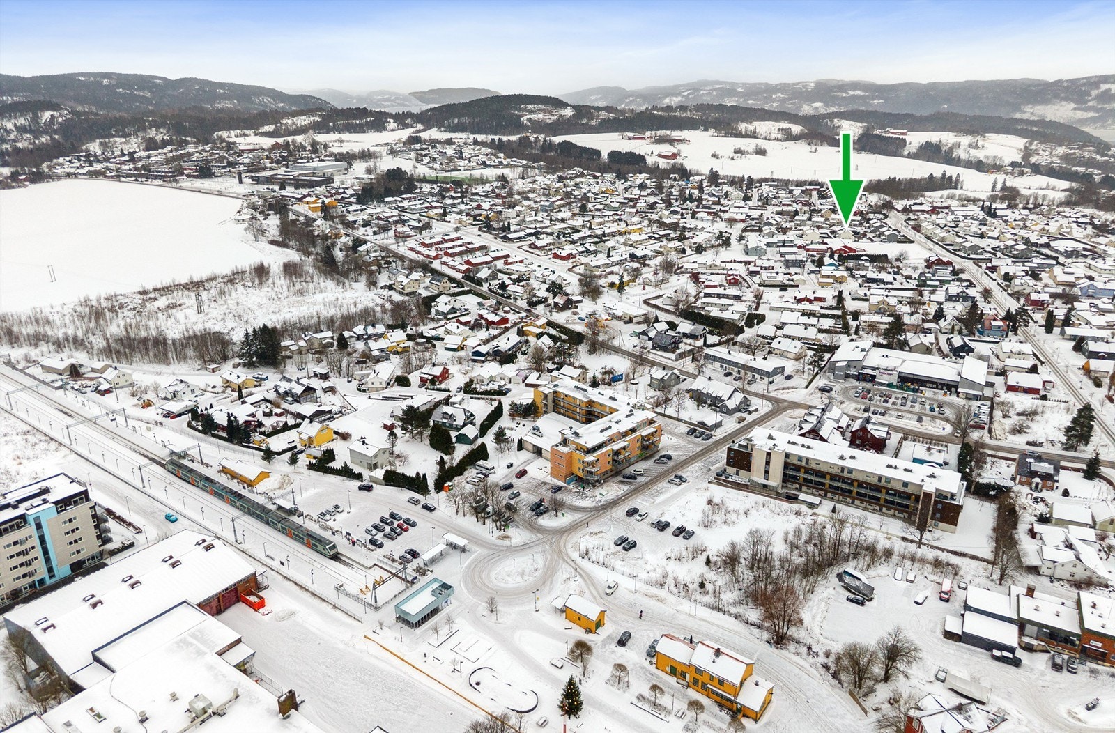 Kort vei til togstasjon med hyppige avganger retning mot Asker og Oslo. Galleribilde