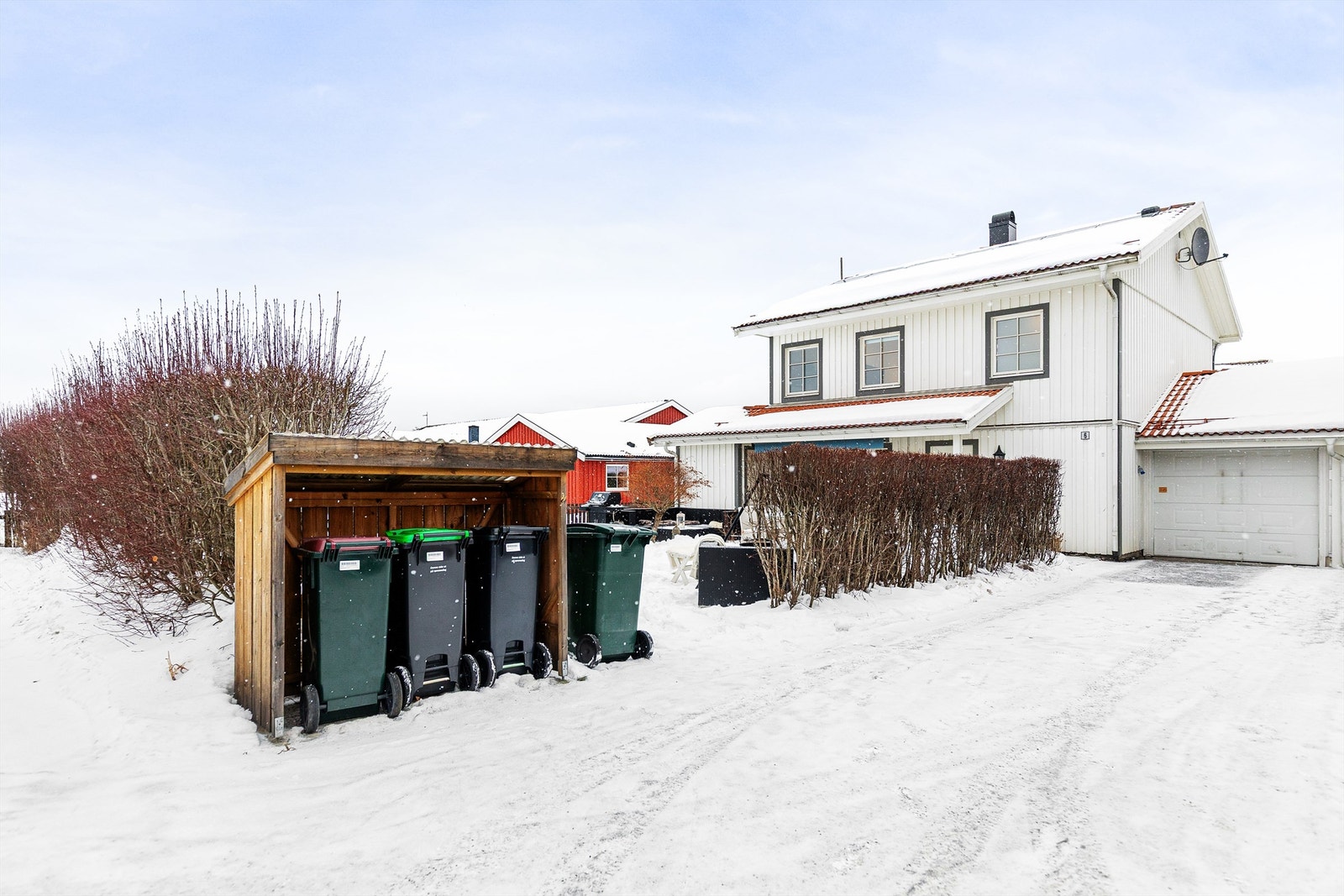 Asfaltert gårdsplass og garasje tilknyttet boligen Galleribilde