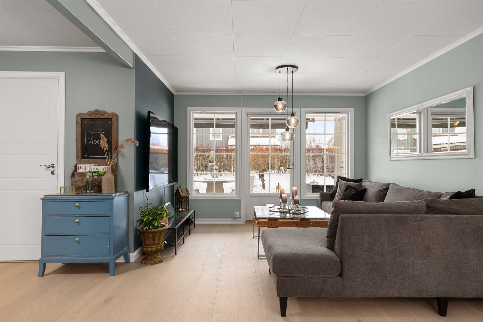 Stuen er av god størrelse med god plass til sofaløsning med tilhørende møblementer og tv-seksjon. Fra stuen er det også utgang til en pent opparbeidet hage og terrasseplatting Galleribilde