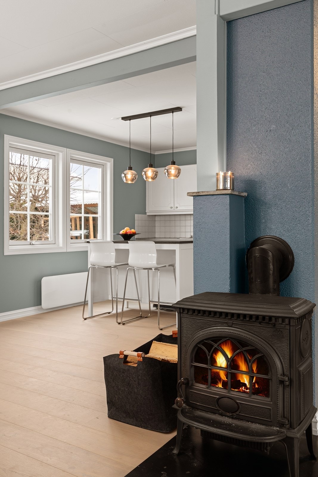 I tilegg til varmepumpen medfølger peisovn som gir fra seg godt med varme og skaper en god atmosfære Galleribilde