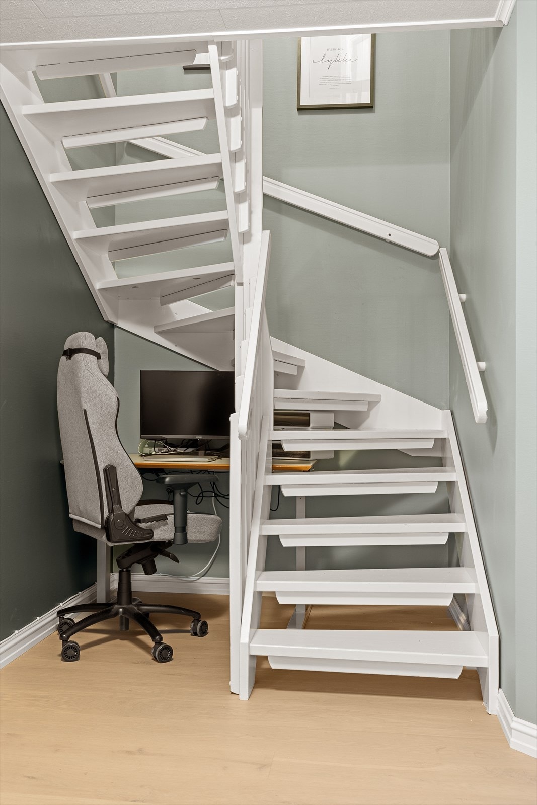 Praktisk kontorplass i trappegang Galleribilde