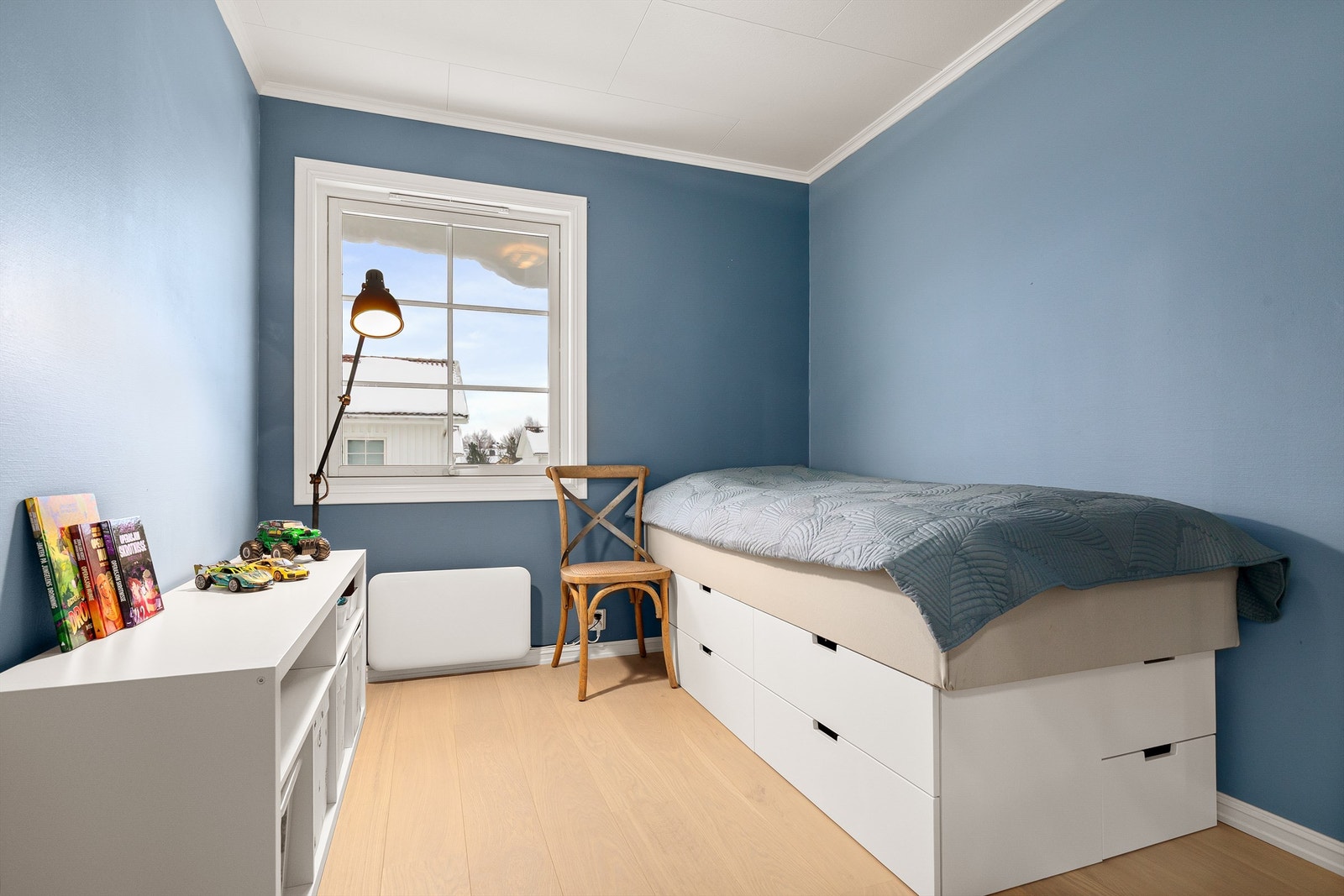 Soverom med plass til seng, nattbord og klesskap Galleribilde