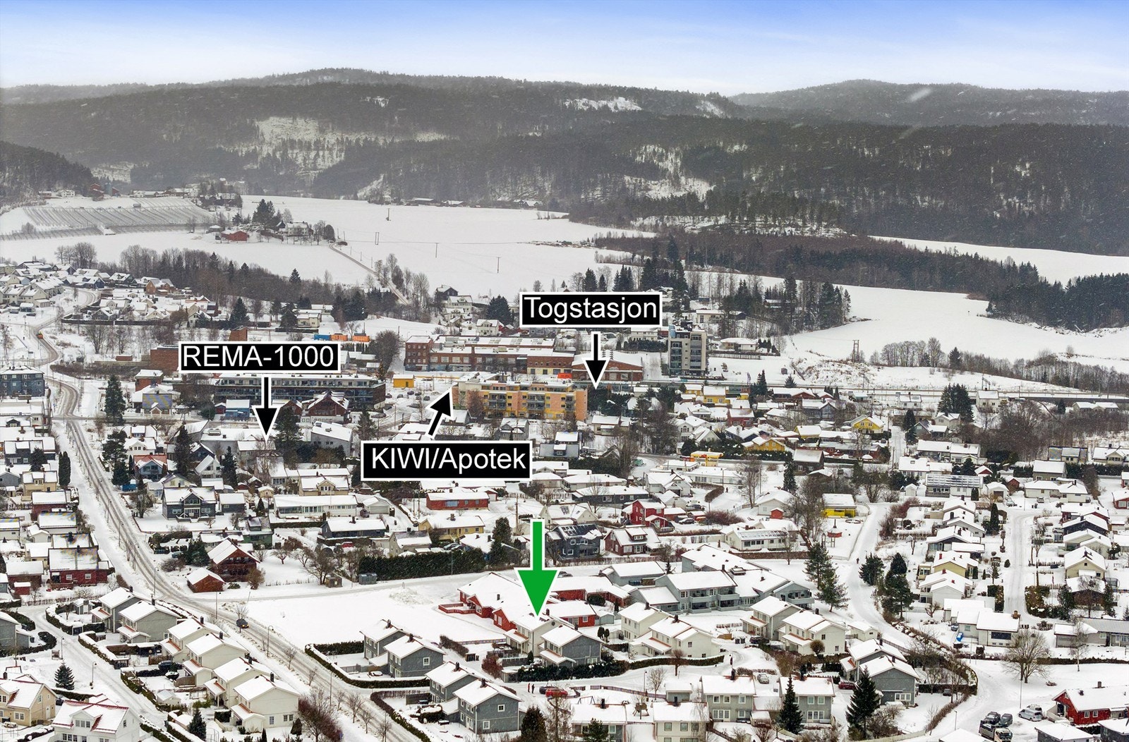 Fra boligen er det kort gangavstand til alt fra matbutikker, skoler og barnehager, til tog/buss og marka med flotte ski/turmuligheter Galleribilde