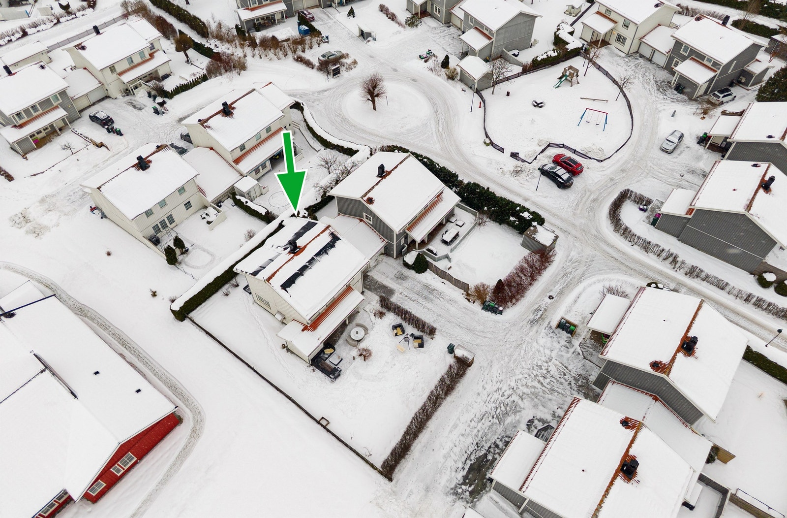 Eiendommen har gjerde og hekk rundt seg, som skaper en privat hagedel skjermet for innsyn Galleribilde