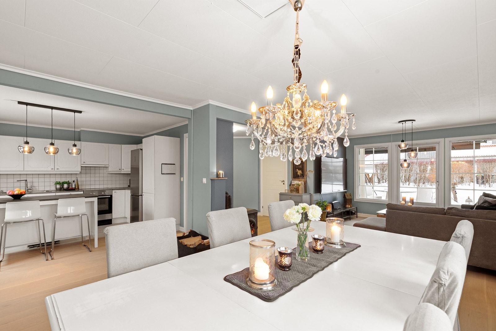 Åpen og luftig løsning mellom stue og kjøkken, med plass til spisestue Galleribilde