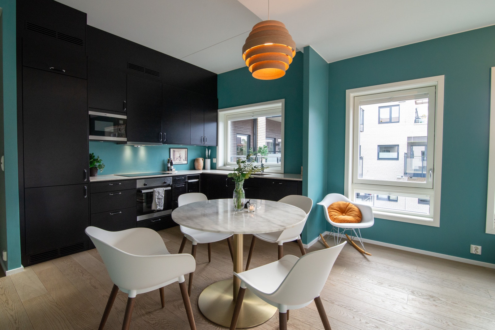 Åpen kjøkkenløsning med god skap- og benkeplass. Galleribilde