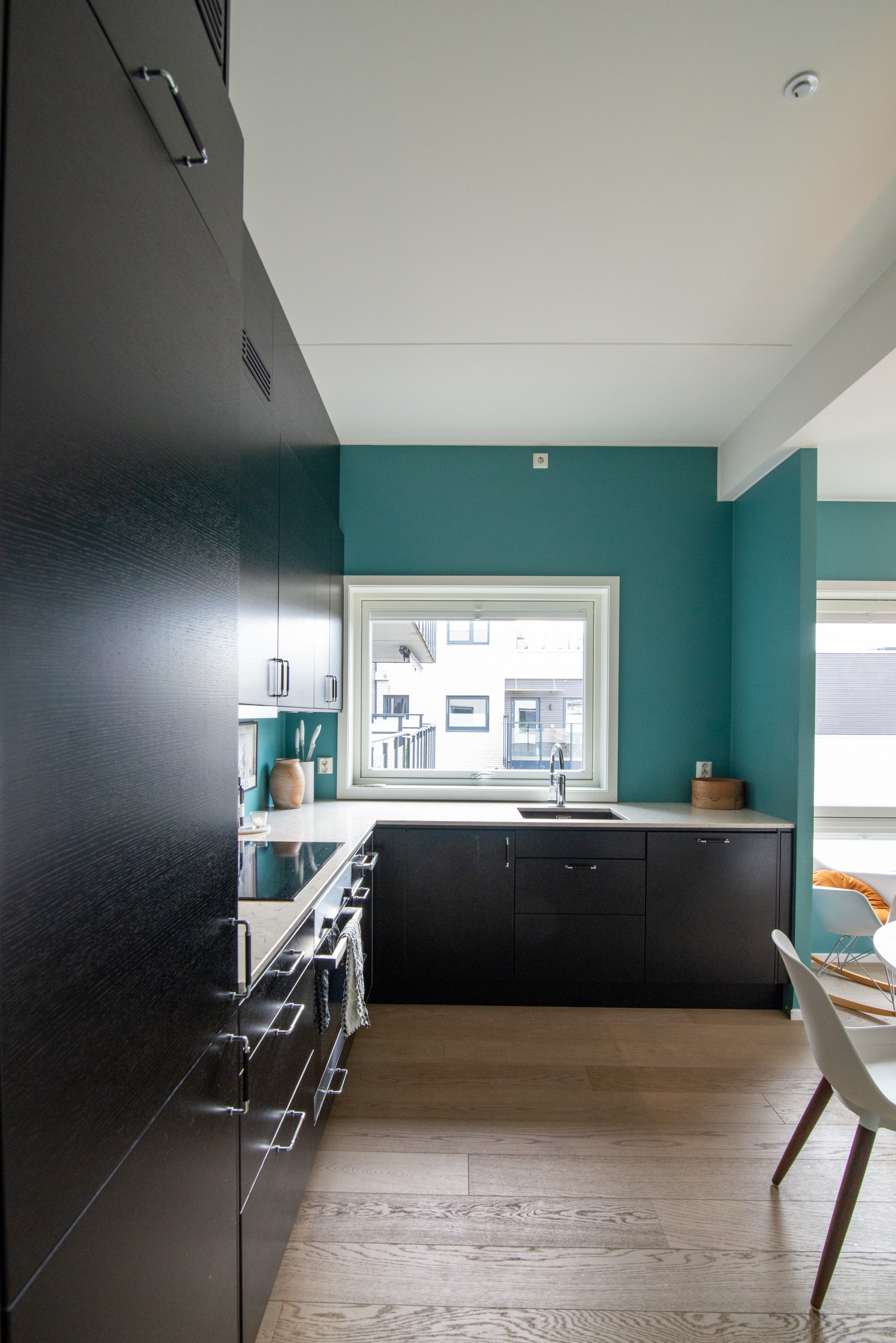 Kombiskap, platetopp, stekeovn, oppvaskmaskin og integrert mikro. Galleribilde