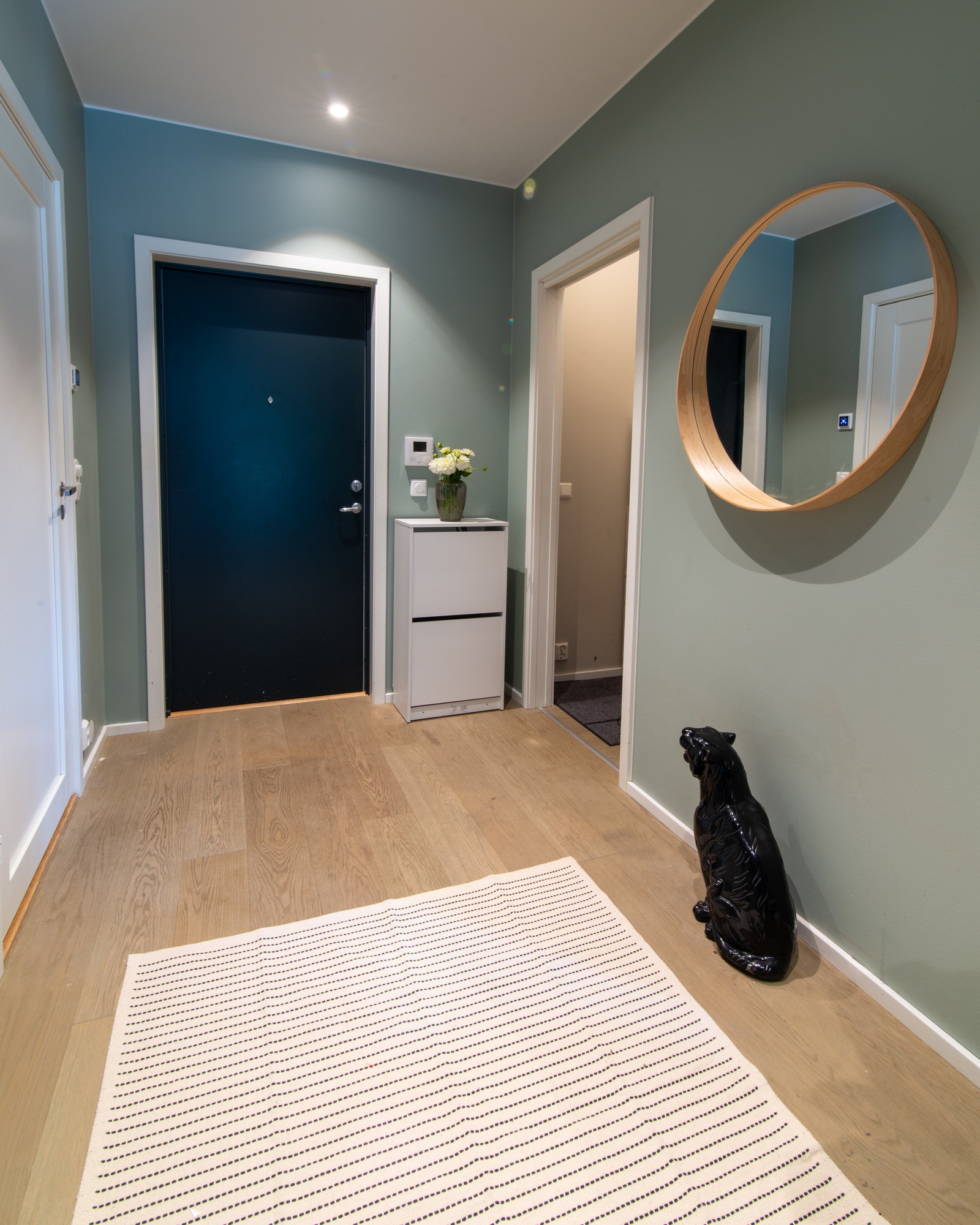 God plass til å henge fra seg yttertøy og sko. Galleribilde