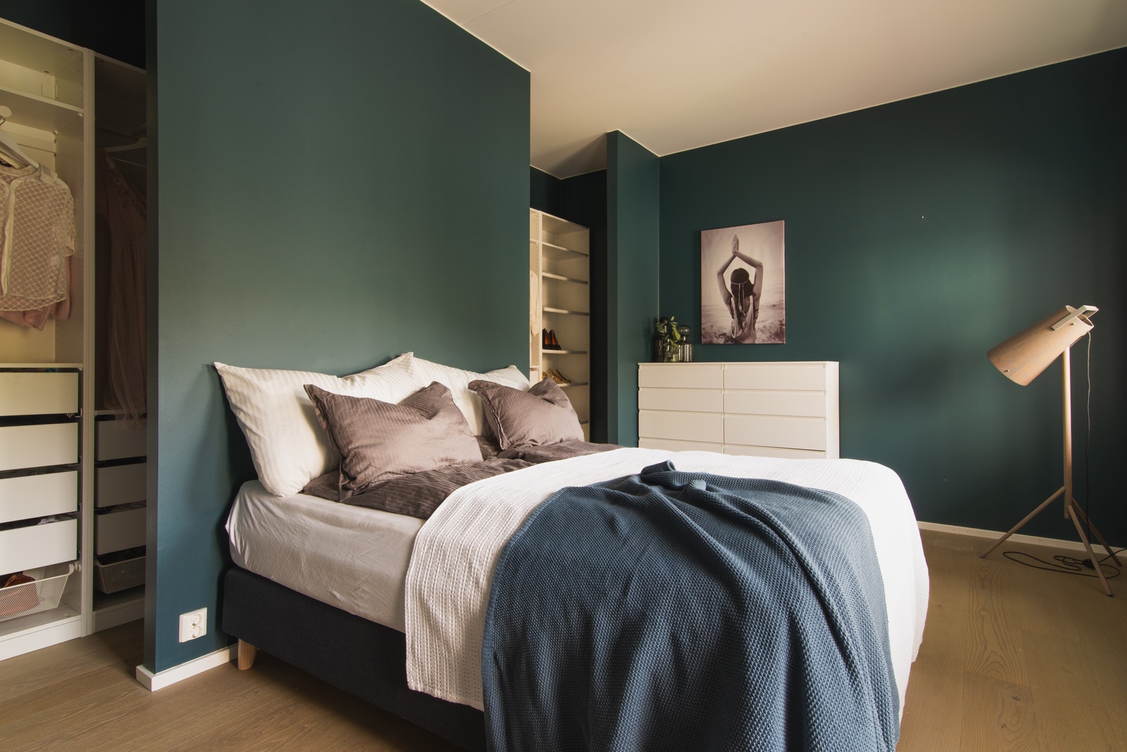 Stort og romslig hovedsoverom med seng. Galleribilde