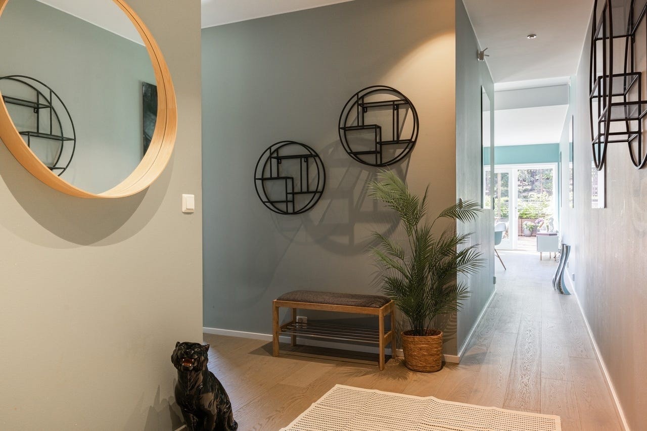 Romslig entré. Galleribilde