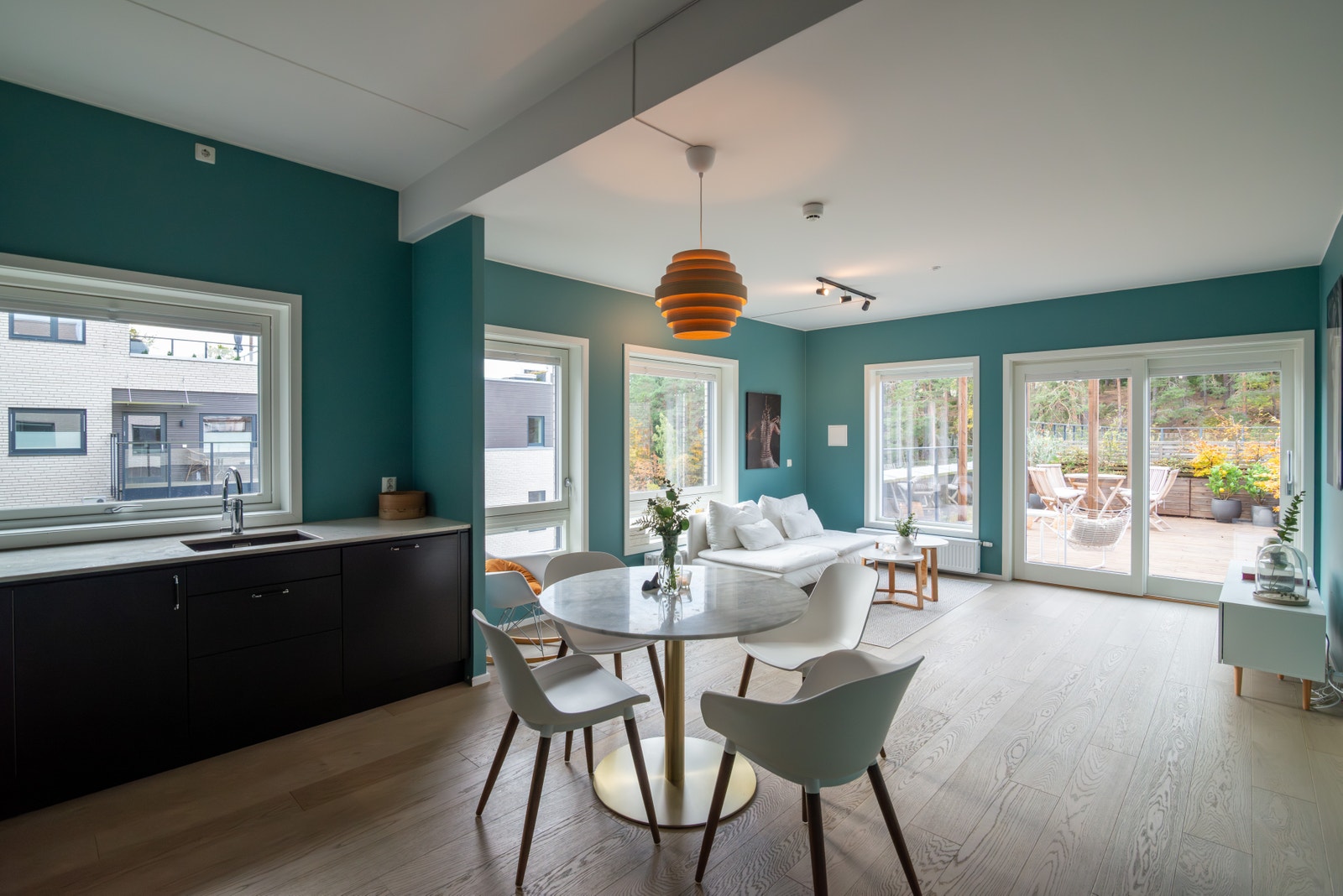 Stor og romslig stue med adgang til privat takterrasse. Galleribilde