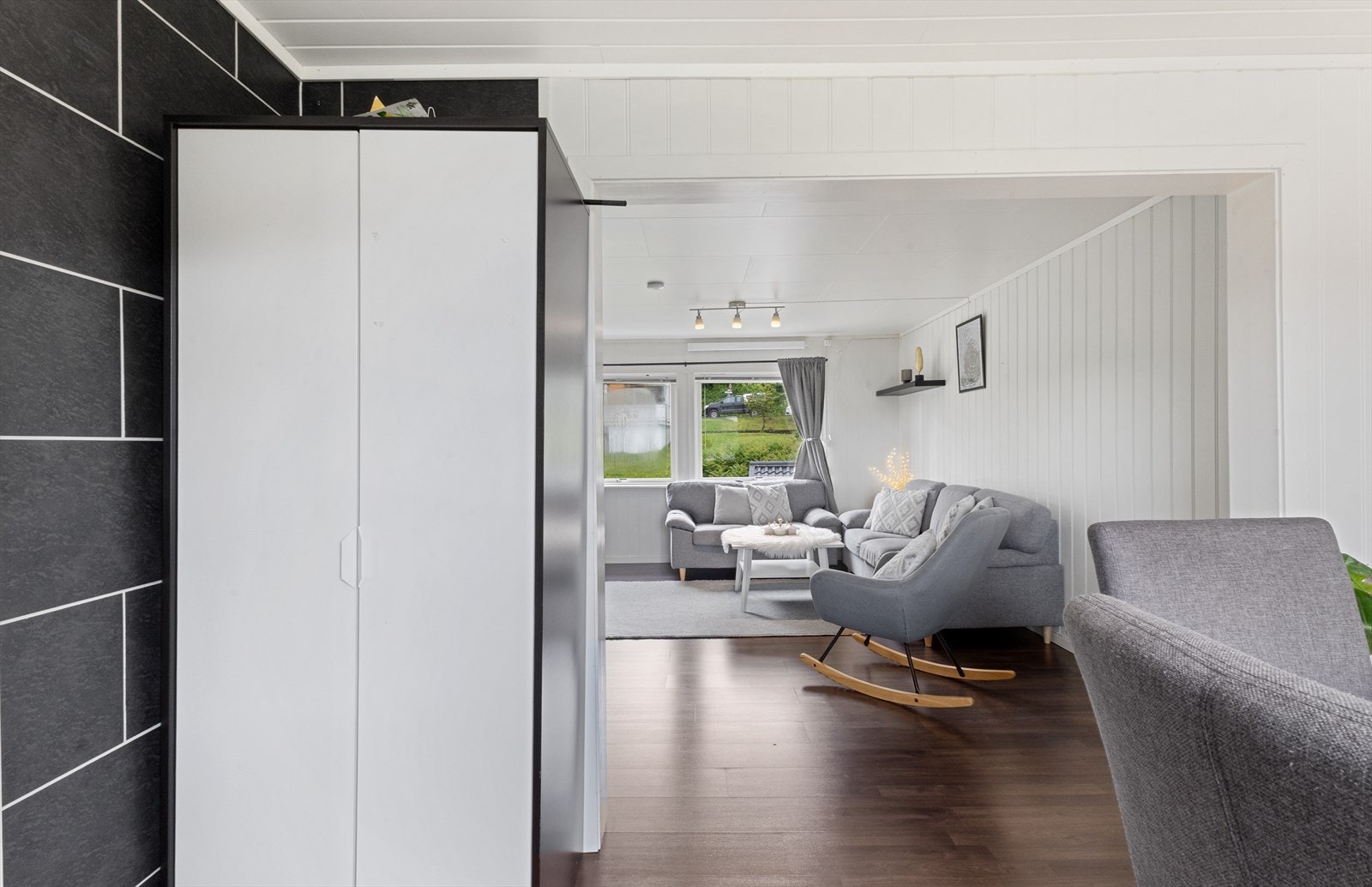 Fra spisestue mot stue. Galleribilde